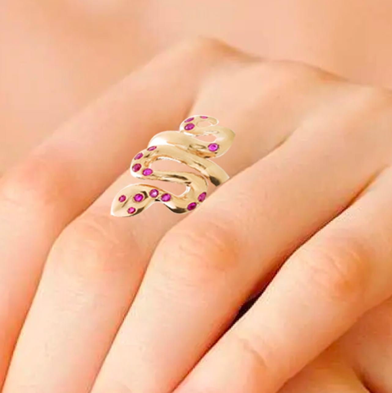 Rossella Ugolini 0,45c Rubin Gelbgold Schlange Wesentliche Ring.
Abmessungen: Höhe 1,18 Zoll (cm 3) x Breite 1,1 Zoll (2 cm) Erhältlich in jeder Größe ion bestellen.
Ring aus 18 Karat Gelbgold mit Rubin und Schlange, handgefertigt in Italien. Diese
