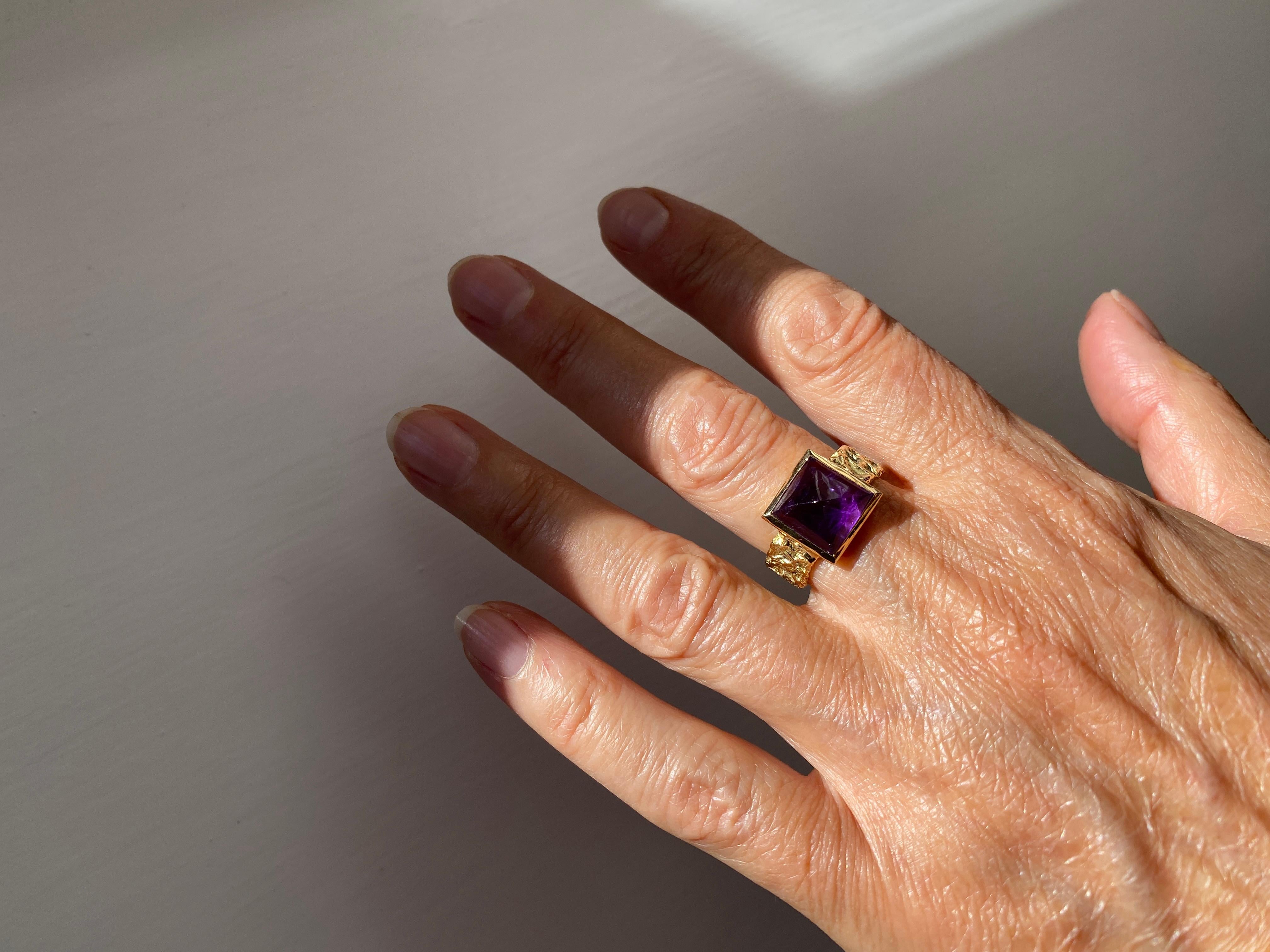 Bague en or jaune 18 carats avec améthyste martelée à la main Rossella Ugolini en vente 4