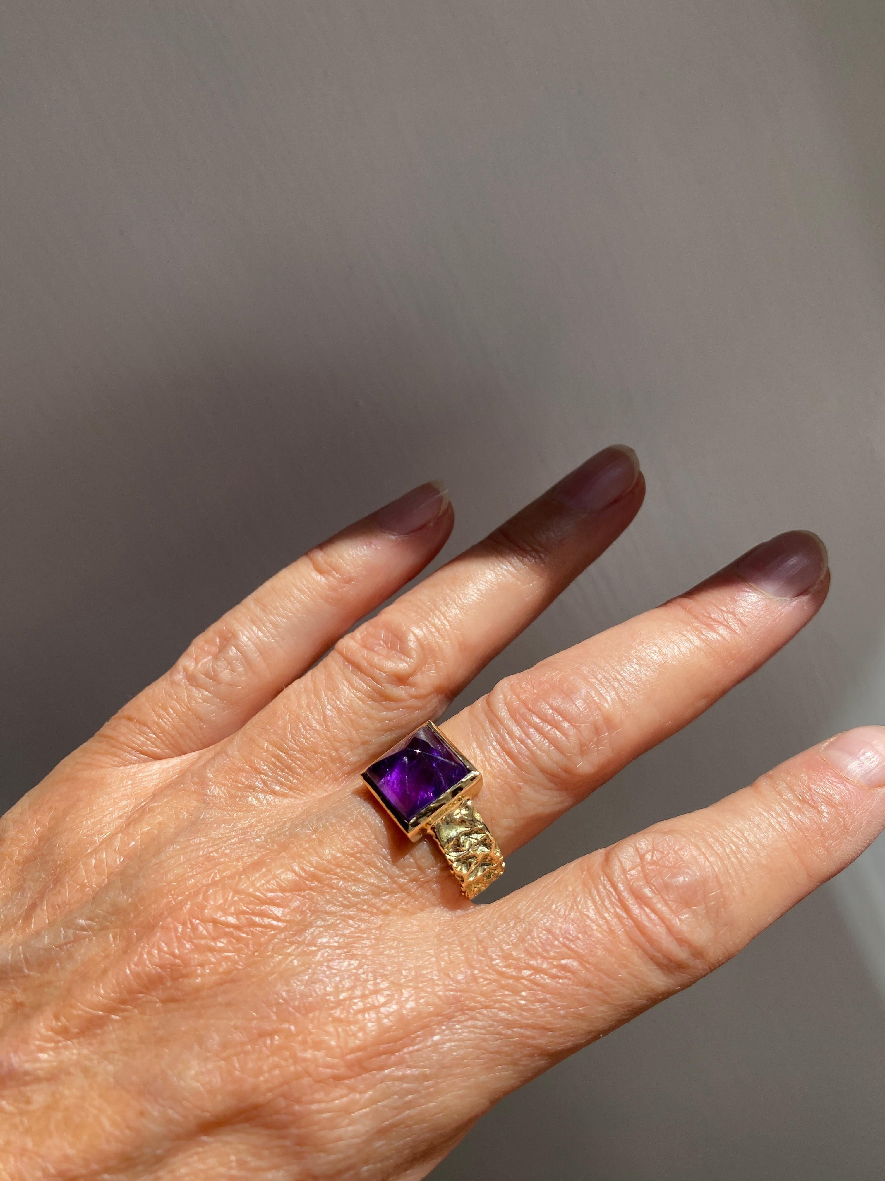 Bague en or jaune 18 carats avec améthyste martelée à la main Rossella Ugolini en vente 5