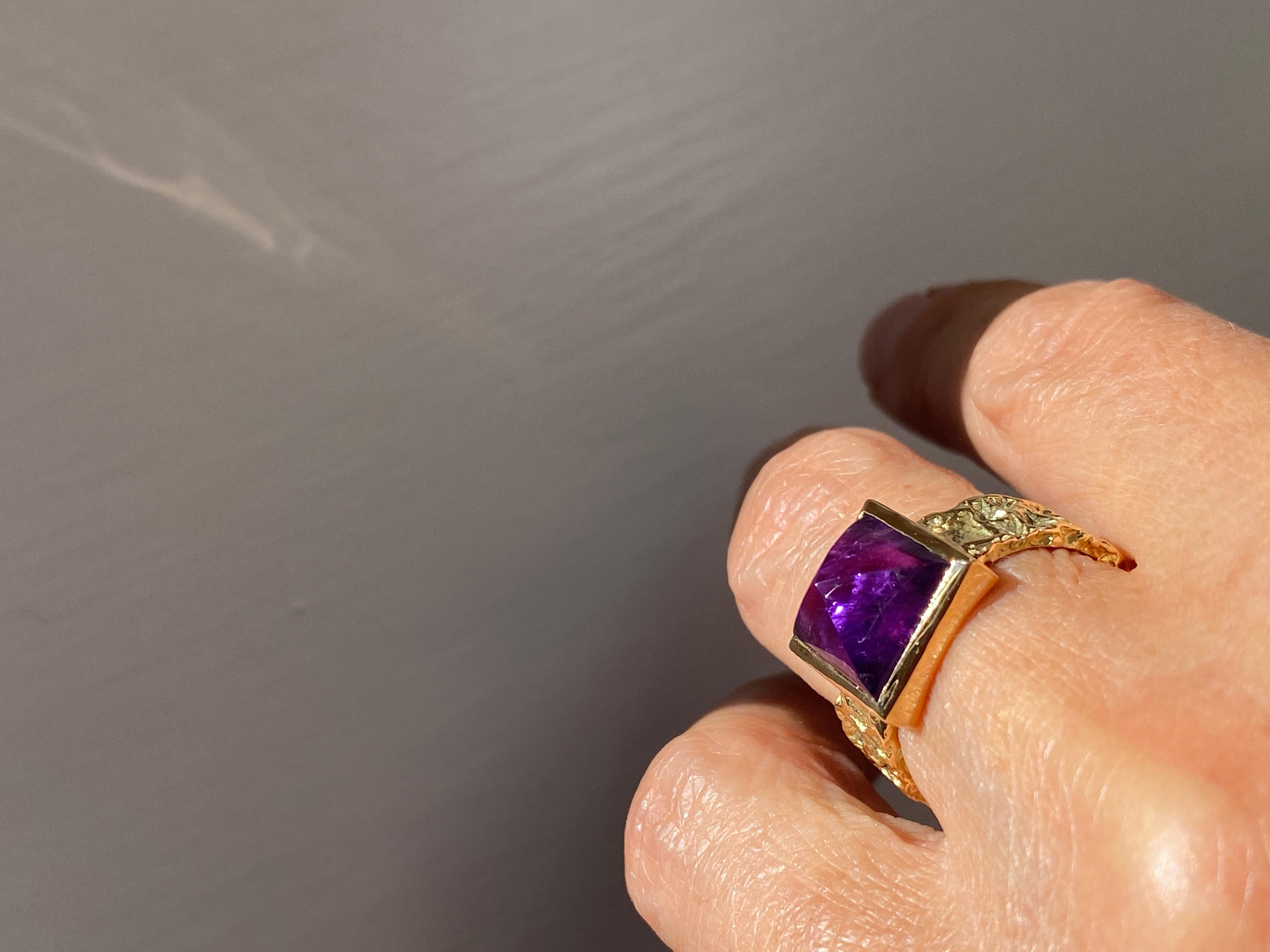 Bague en or jaune 18 carats avec améthyste martelée à la main Rossella Ugolini en vente 8
