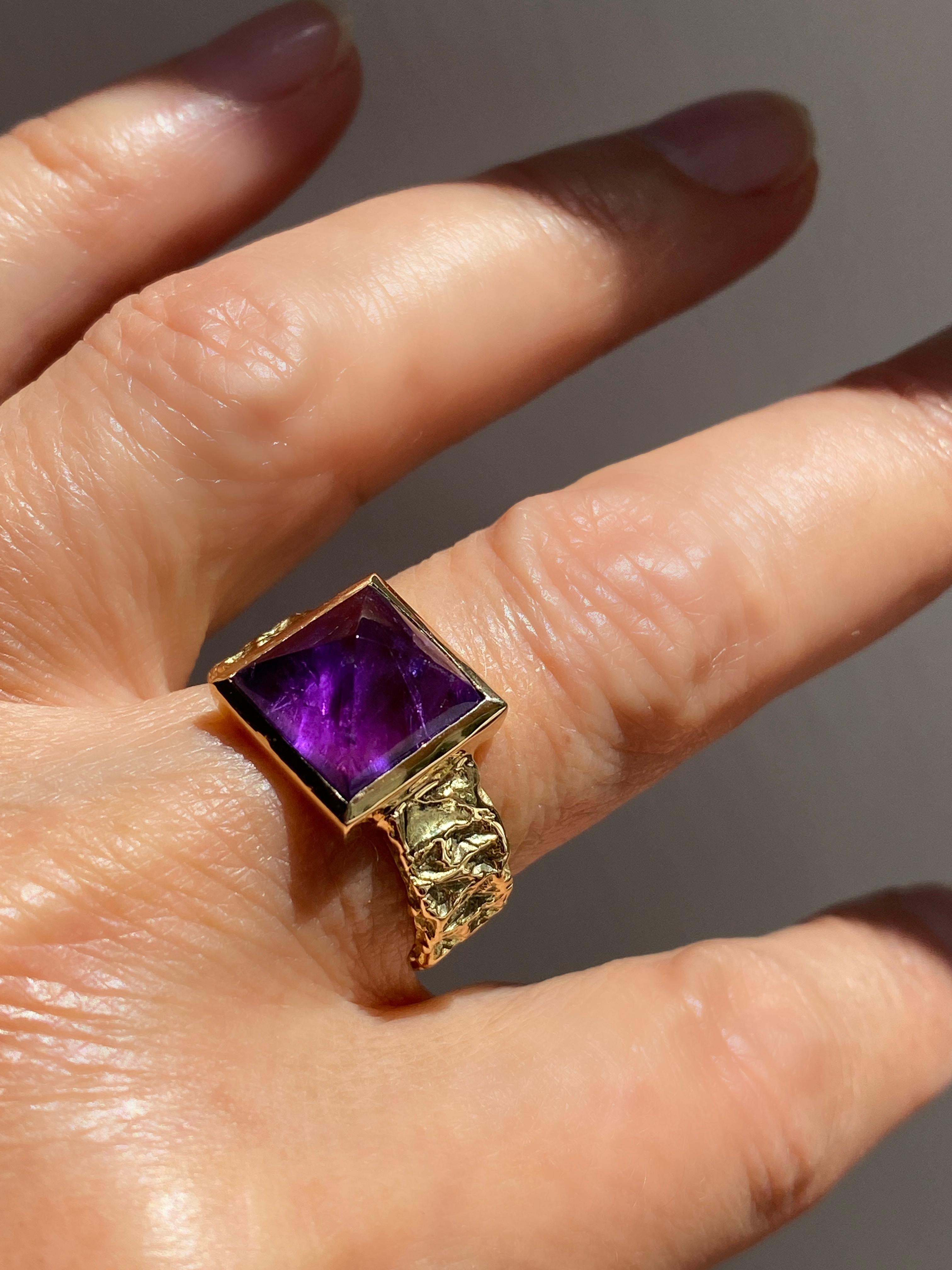 Bague en or jaune 18 carats avec améthyste martelée à la main Rossella Ugolini en vente 7