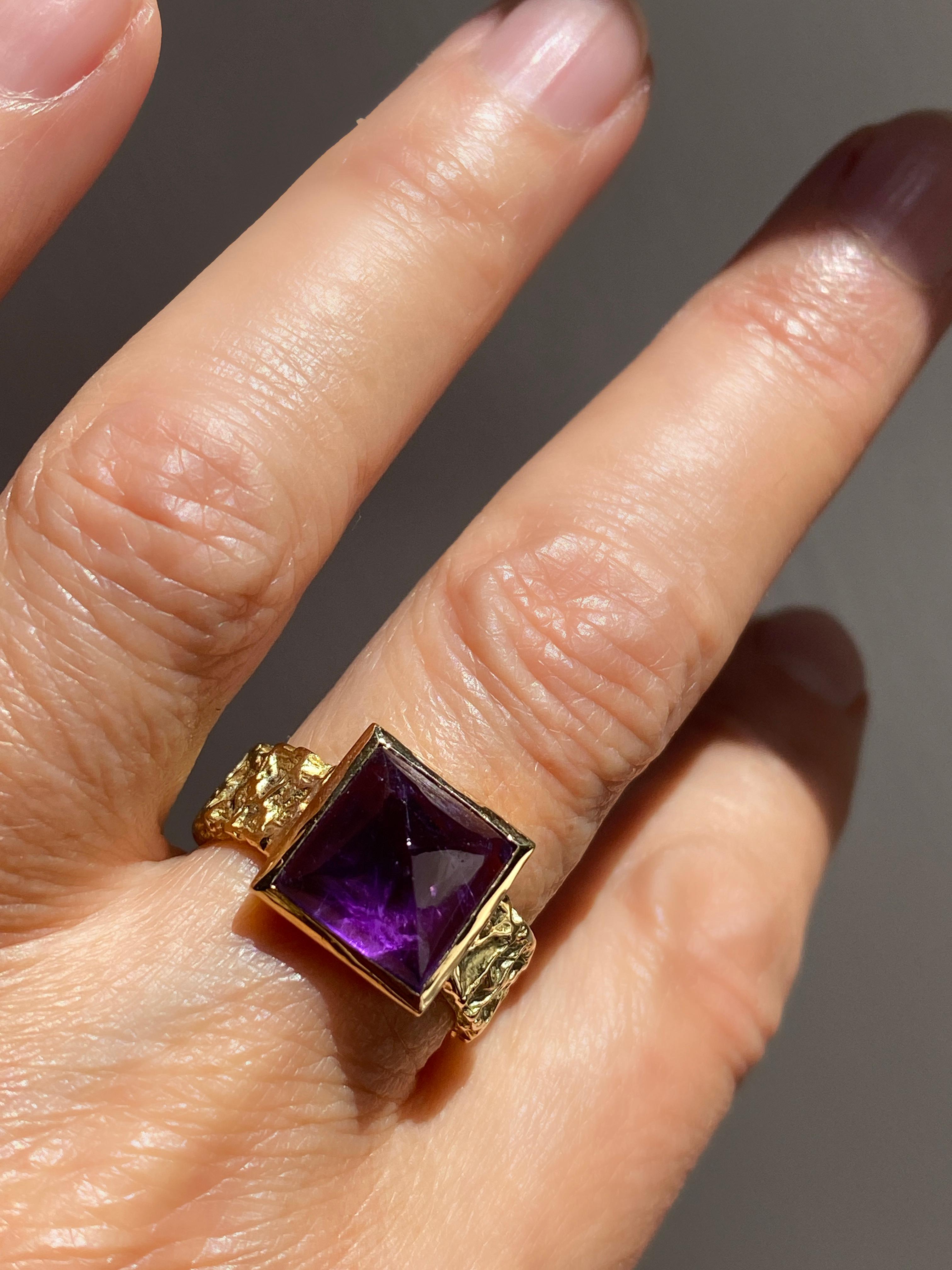 Bague en or jaune 18 carats avec améthyste martelée à la main Rossella Ugolini.
Dimensions :
Améthyste 10 mm x 10 mm
Bandeau en or jaune 18k d'une hauteur de 6 mm
Cette superbe bague en or jaune 18 carats présente un design évidé, réalisé en Italie