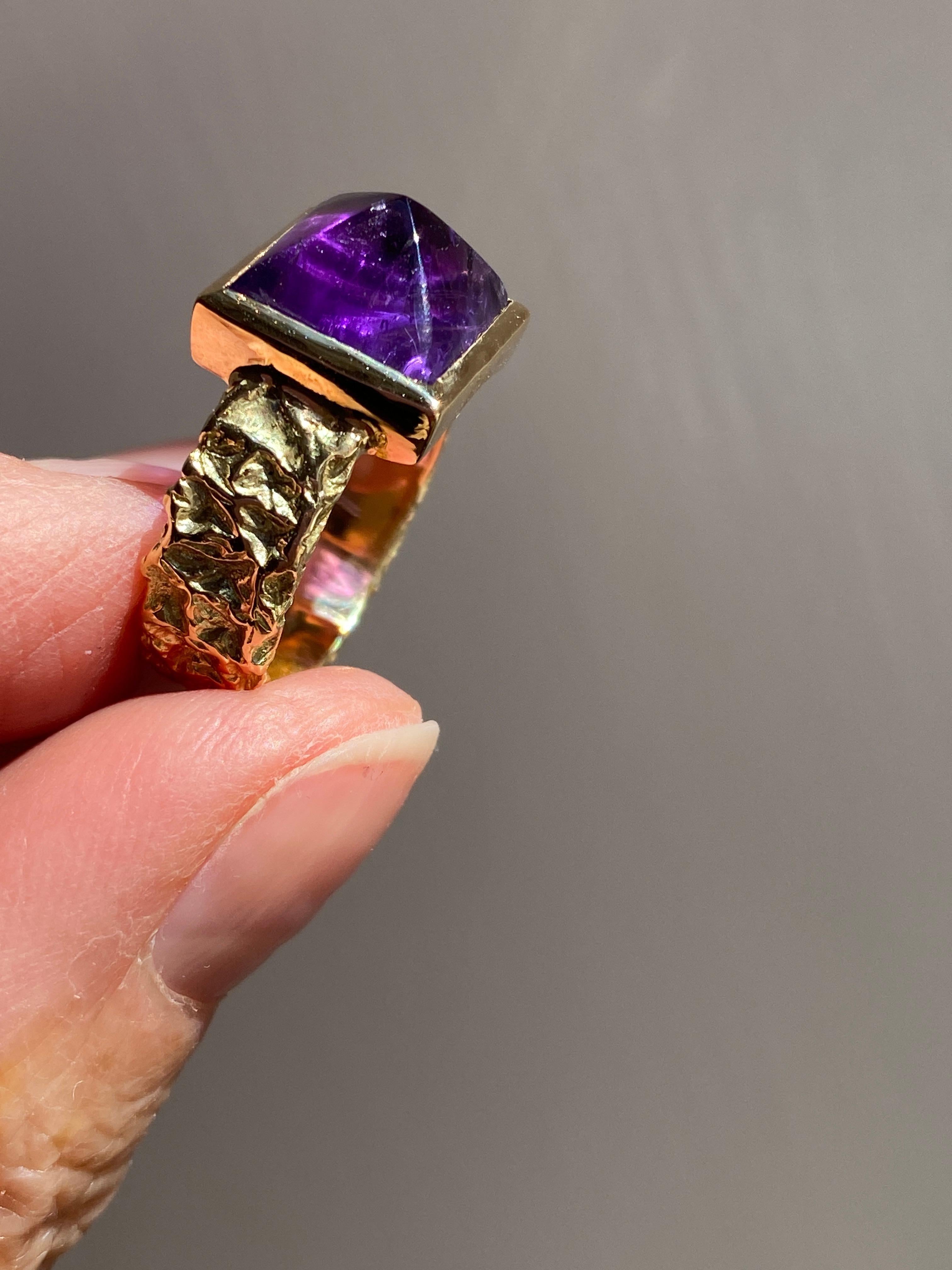 Moderne Bague en or jaune 18 carats avec améthyste martelée à la main Rossella Ugolini en vente