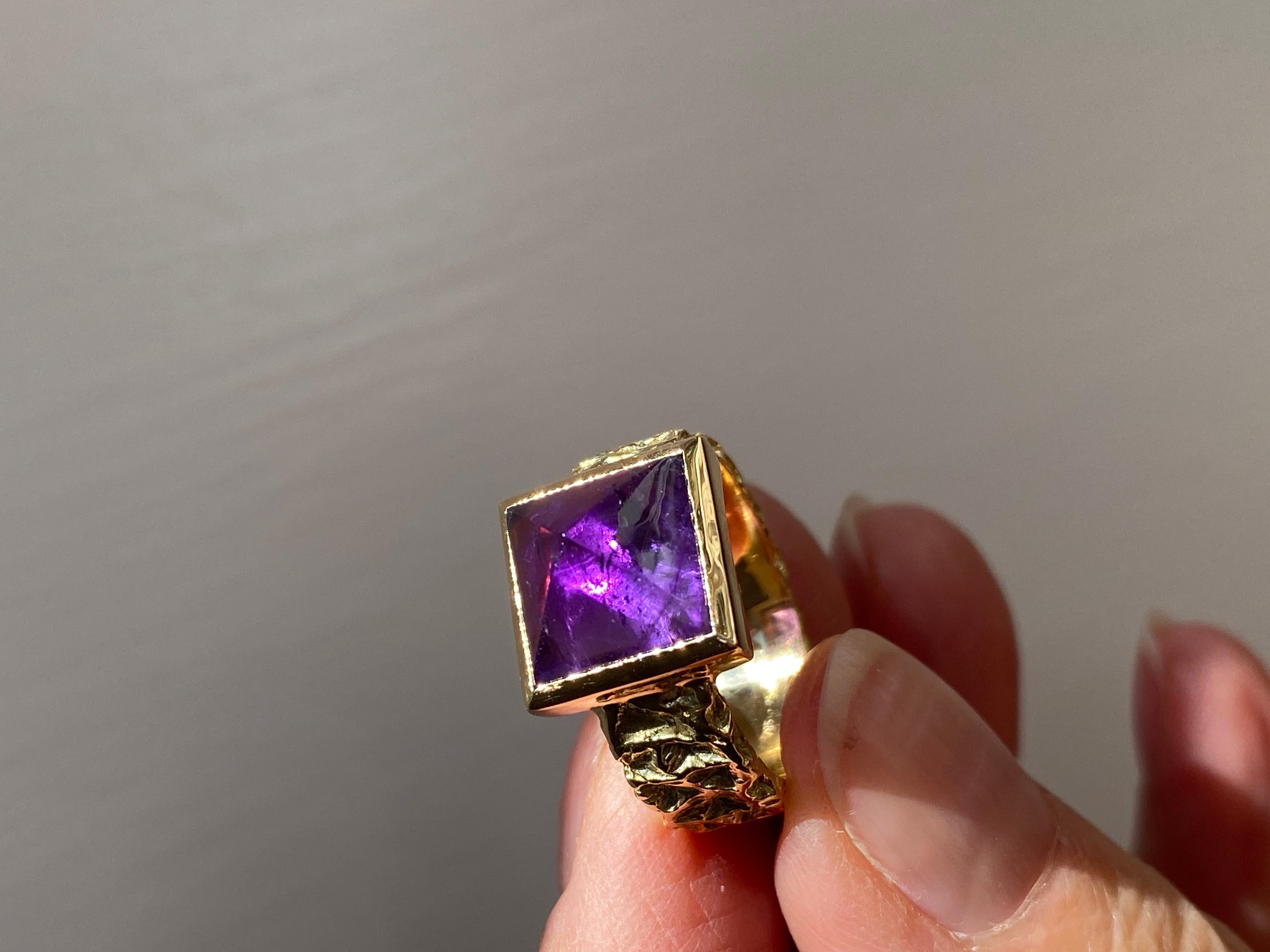 Taille cabochon « sugarloaf » Bague en or jaune 18 carats avec améthyste martelée à la main Rossella Ugolini en vente