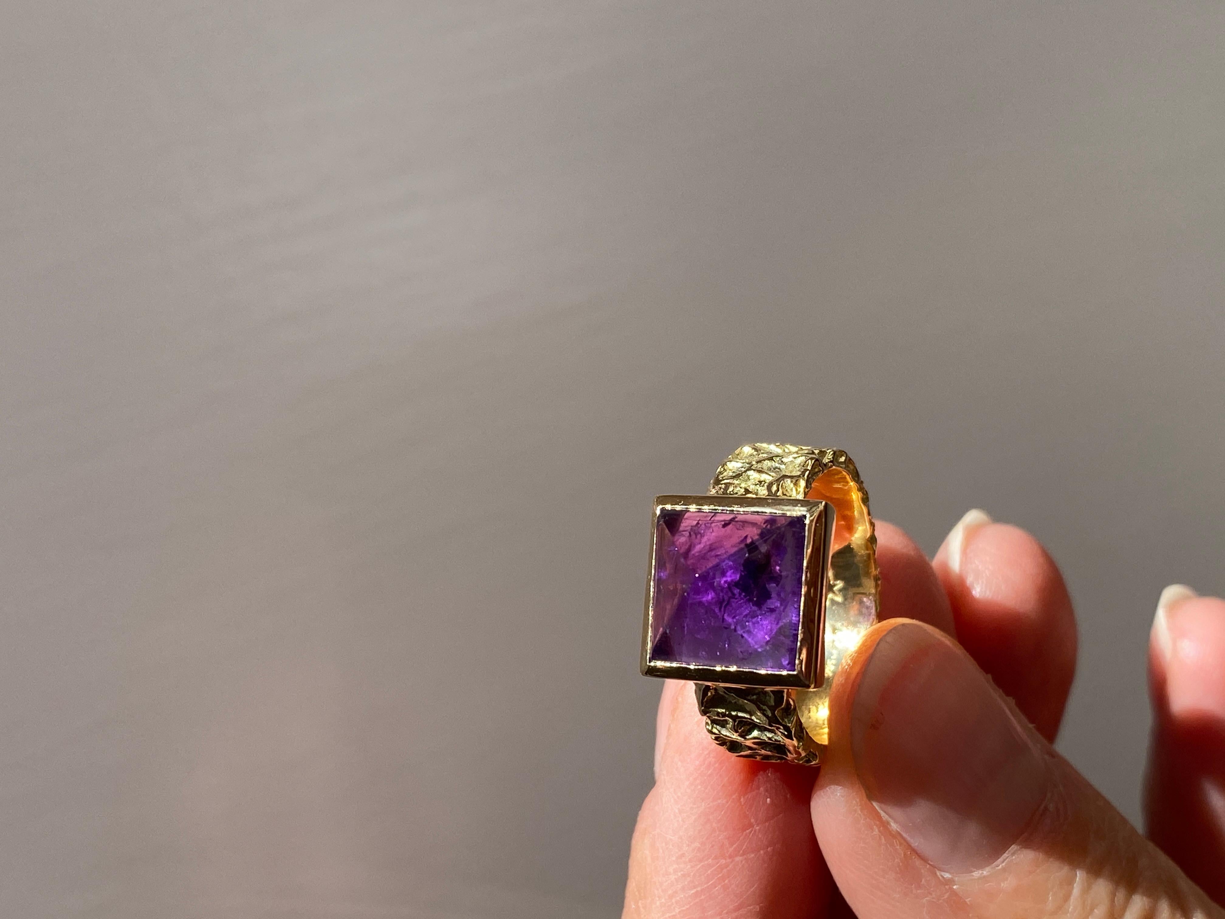 Bague en or jaune 18 carats avec améthyste martelée à la main Rossella Ugolini Neuf - En vente à Rome, IT