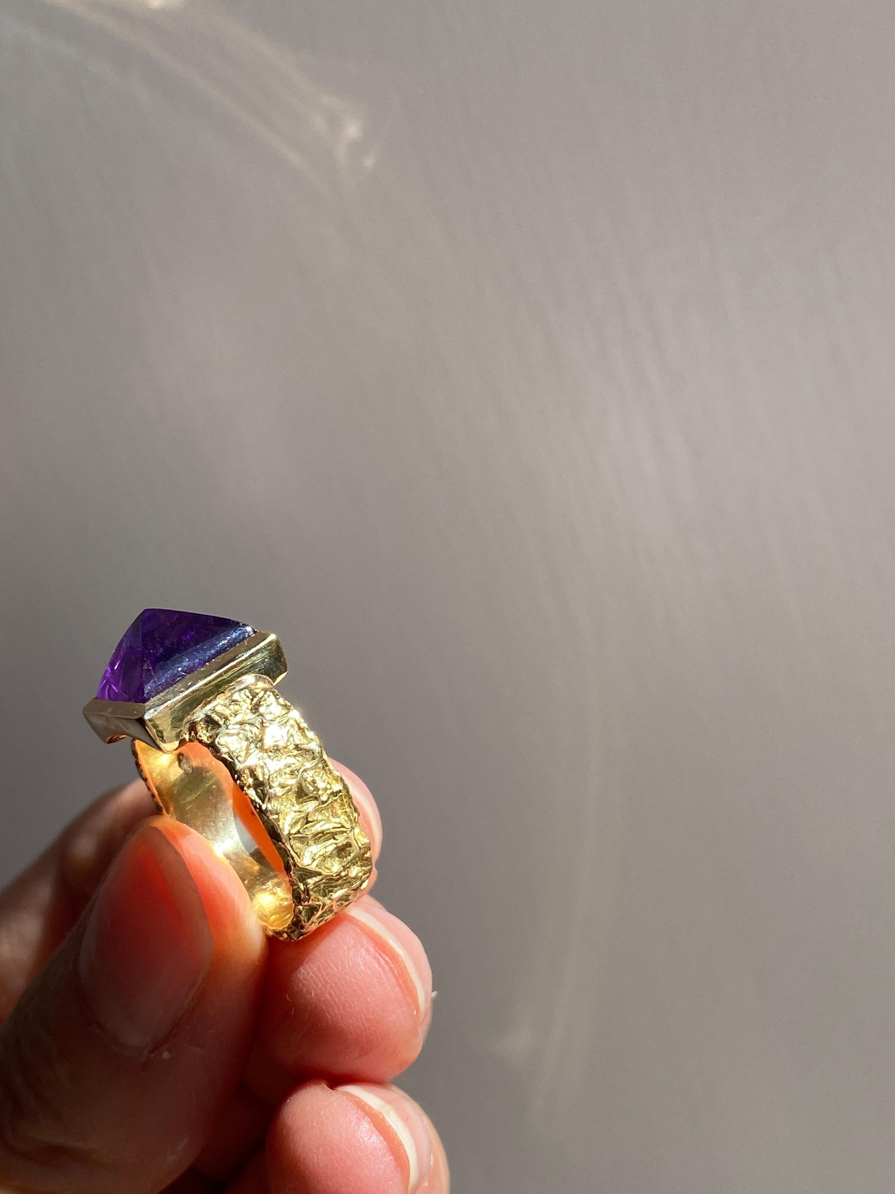 Bague en or jaune 18 carats avec améthyste martelée à la main Rossella Ugolini Unisexe en vente