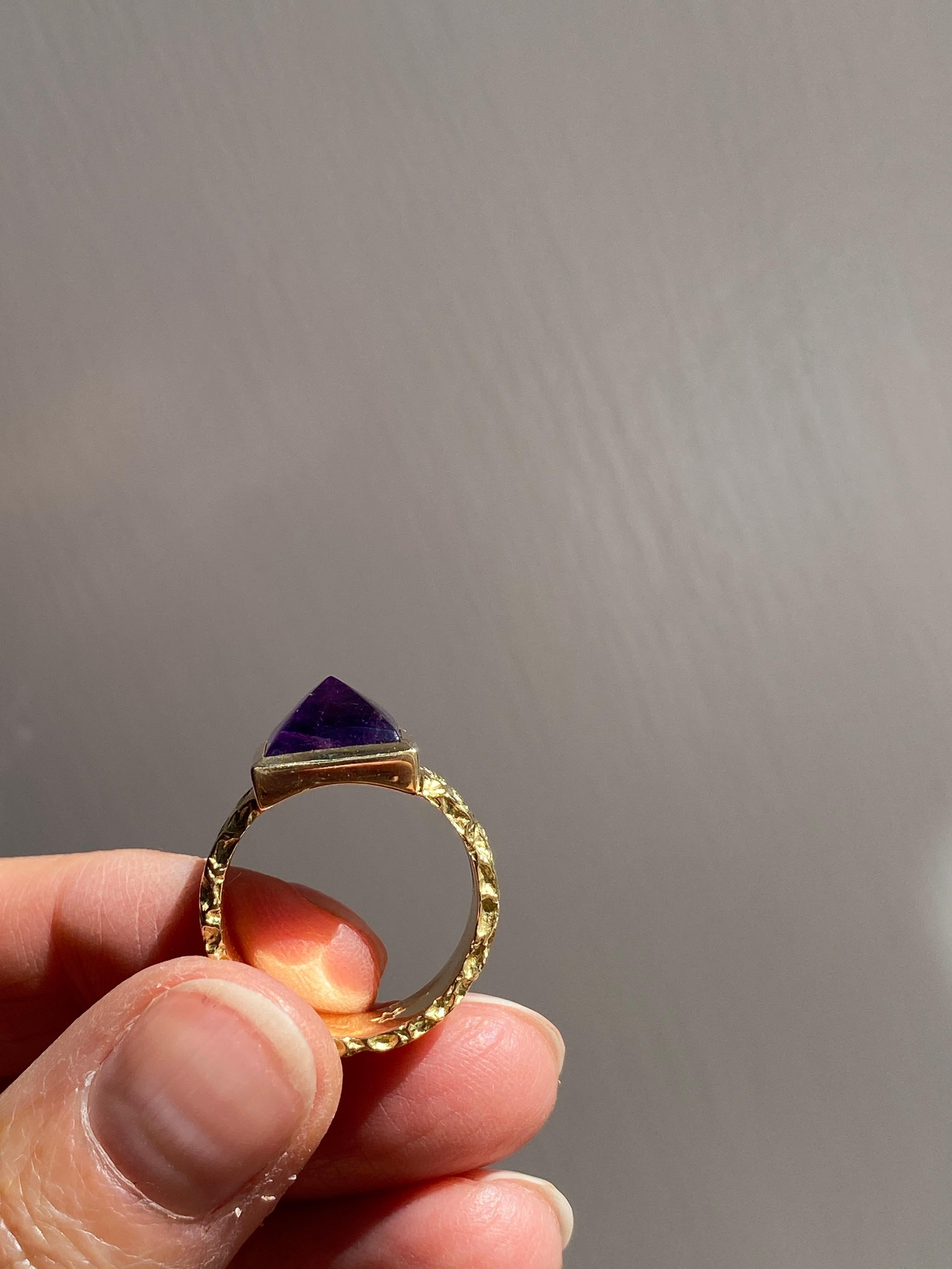 Bague en or jaune 18 carats avec améthyste martelée à la main Rossella Ugolini en vente 1