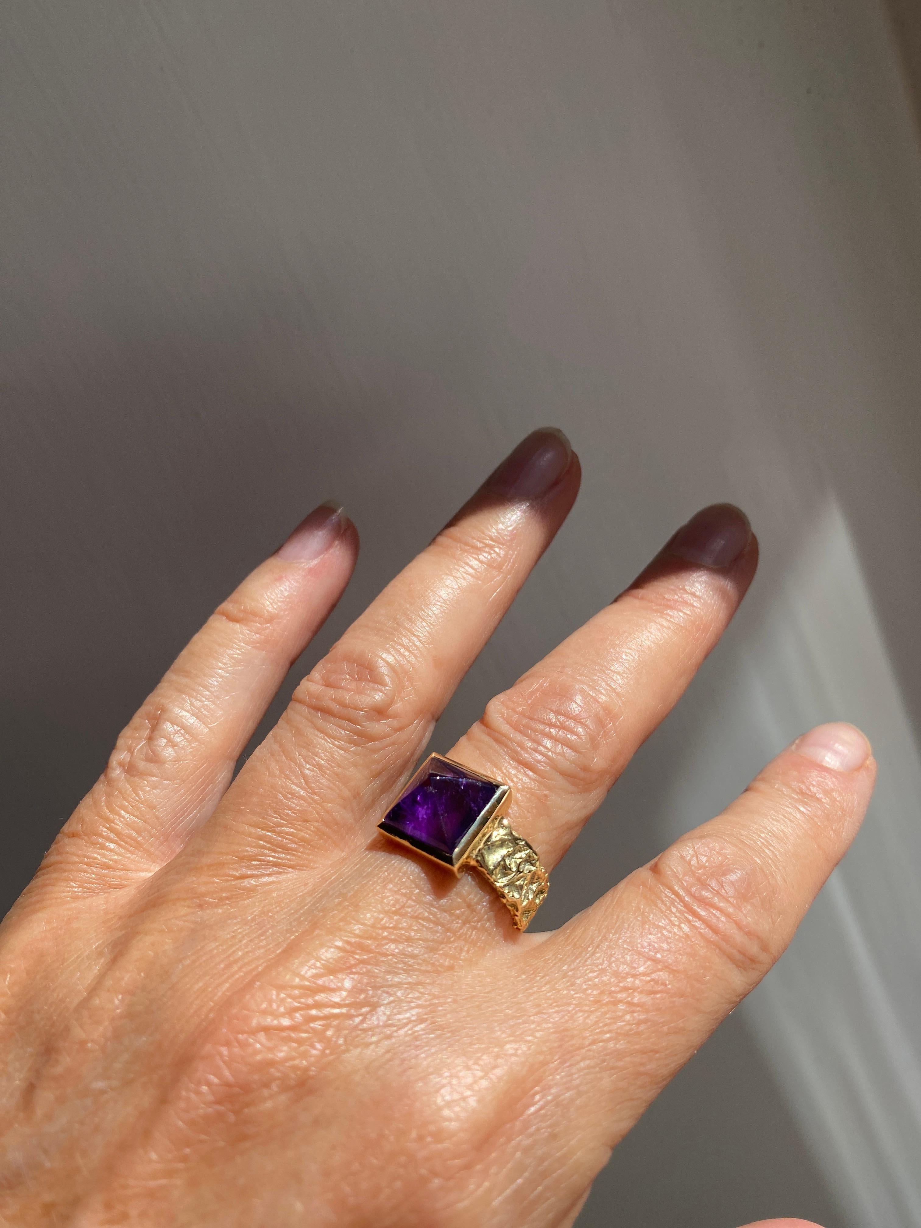 Bague en or jaune 18 carats avec améthyste martelée à la main Rossella Ugolini en vente 2