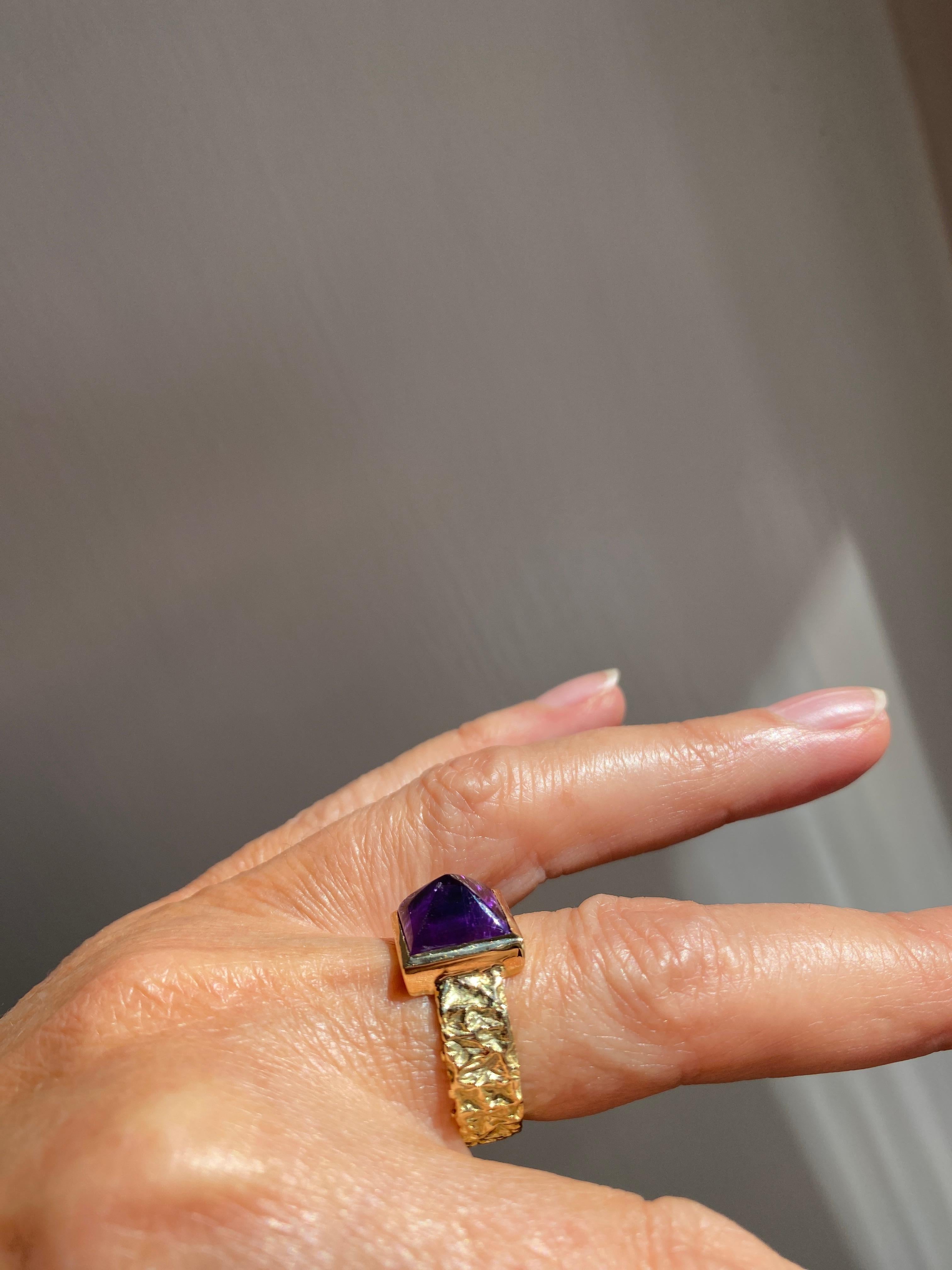Bague en or jaune 18 carats avec améthyste martelée à la main Rossella Ugolini en vente 3