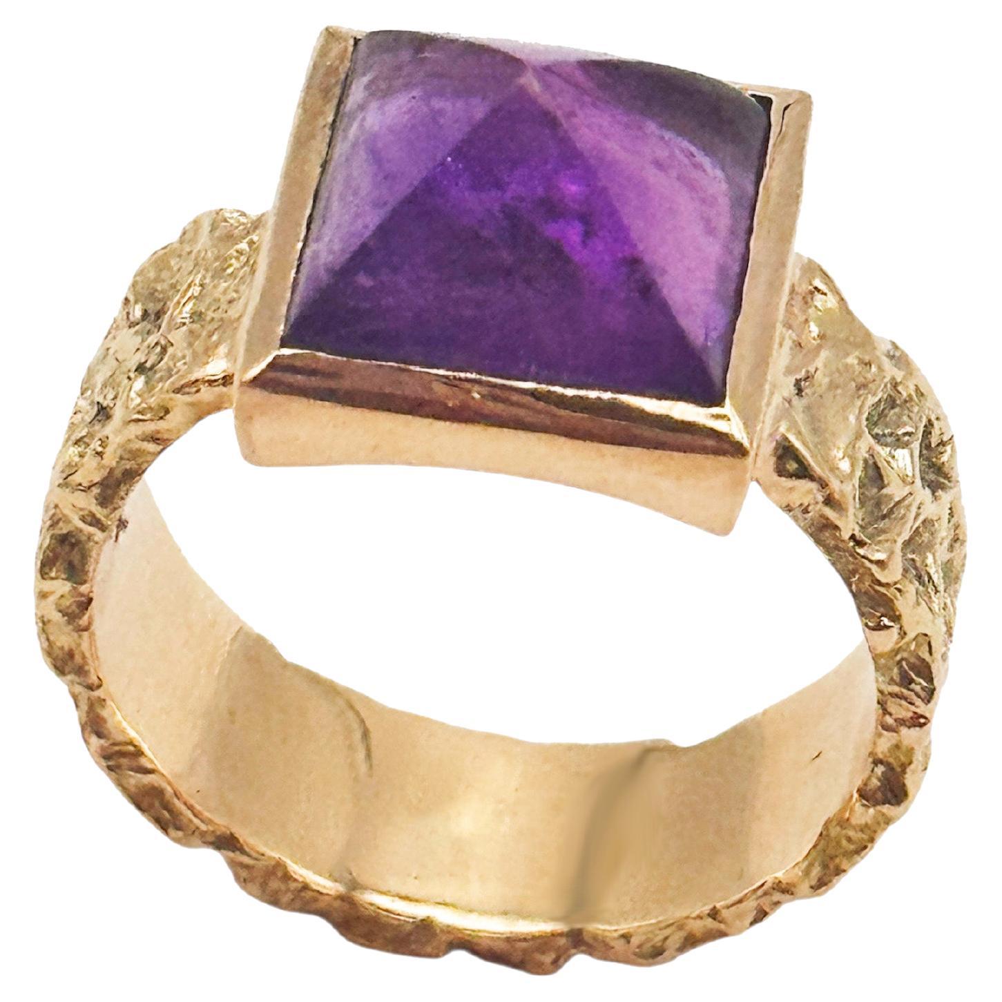 Bague en or jaune 18 carats avec améthyste martelée à la main Rossella Ugolini