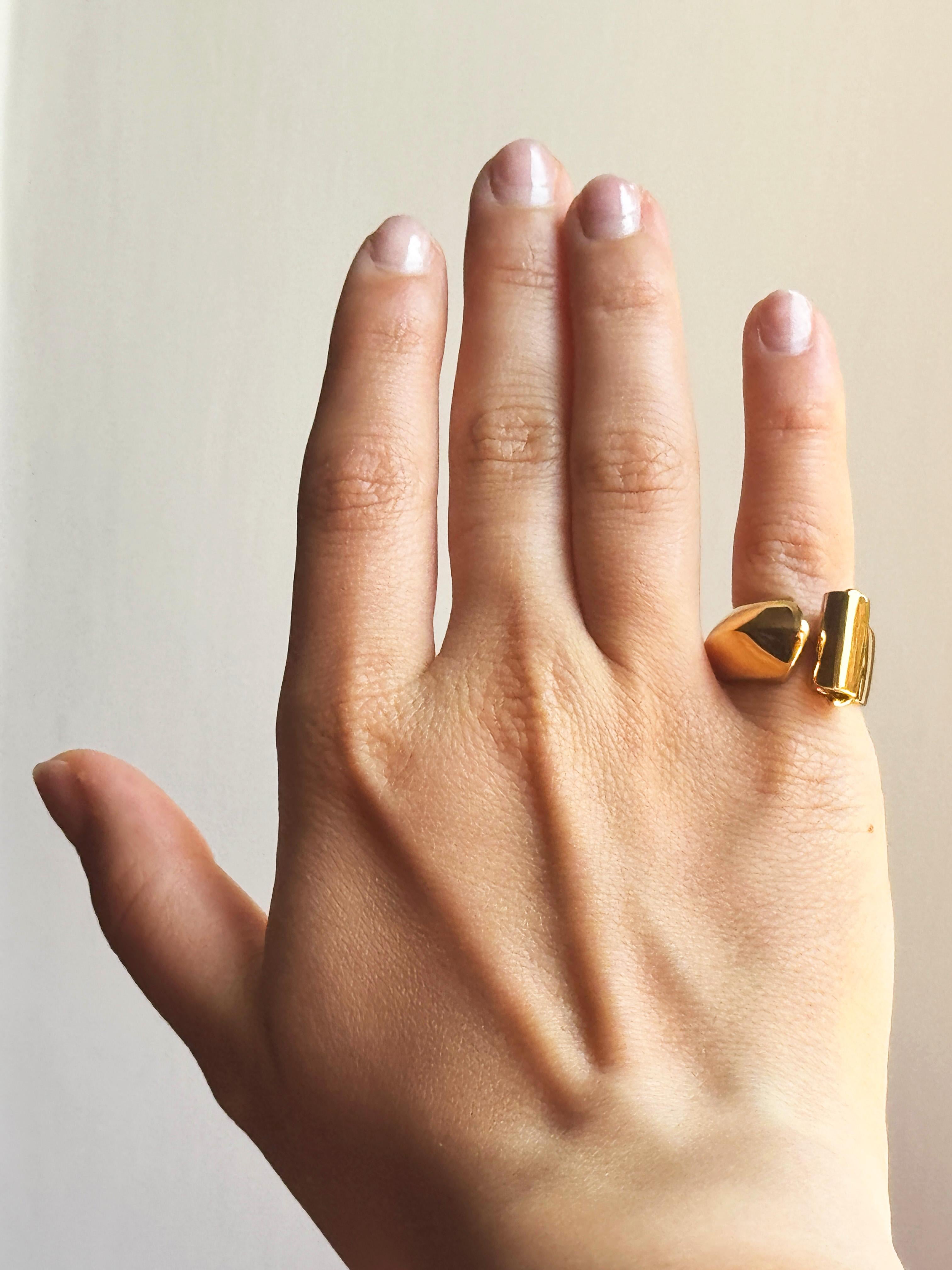 Bague Pinky en or jaune 18 carats de style déco. Hommage à l'époque du Design/One, il est conçu pour enlacer gracieusement votre doigt comme une étreinte chaleureuse tout en se déployant dans la direction opposée avec une captivante boucle de