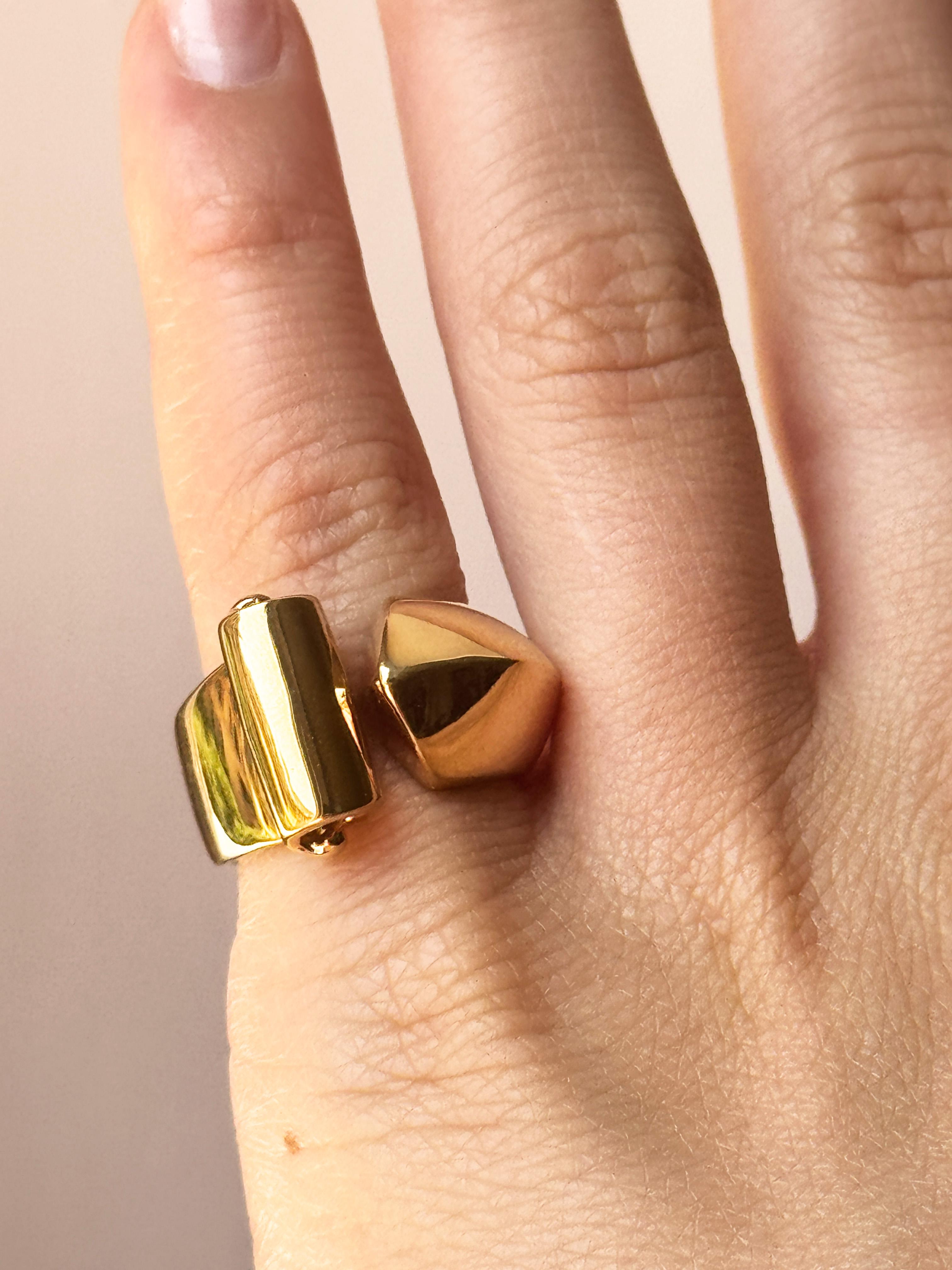 Art déco Rossella Ugolini Bague Barocco en or jaune 18 carats fabriquée en Italie en vente