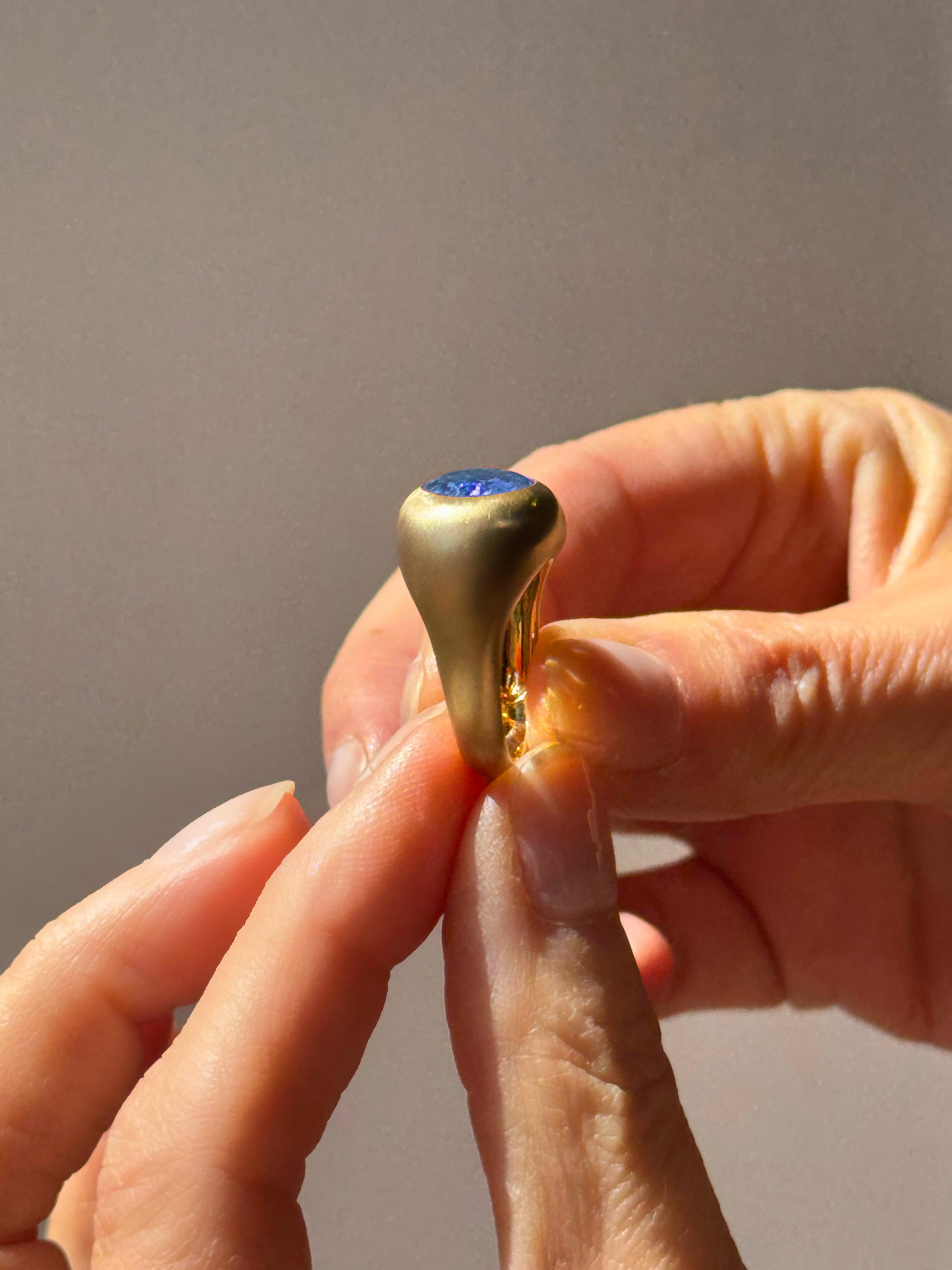 Rossella Ugolini 18 Karats Yellow Gold Satin Oval Dome Blue Topaz Fashion Ring In New Condition For Sale In Rome, IT