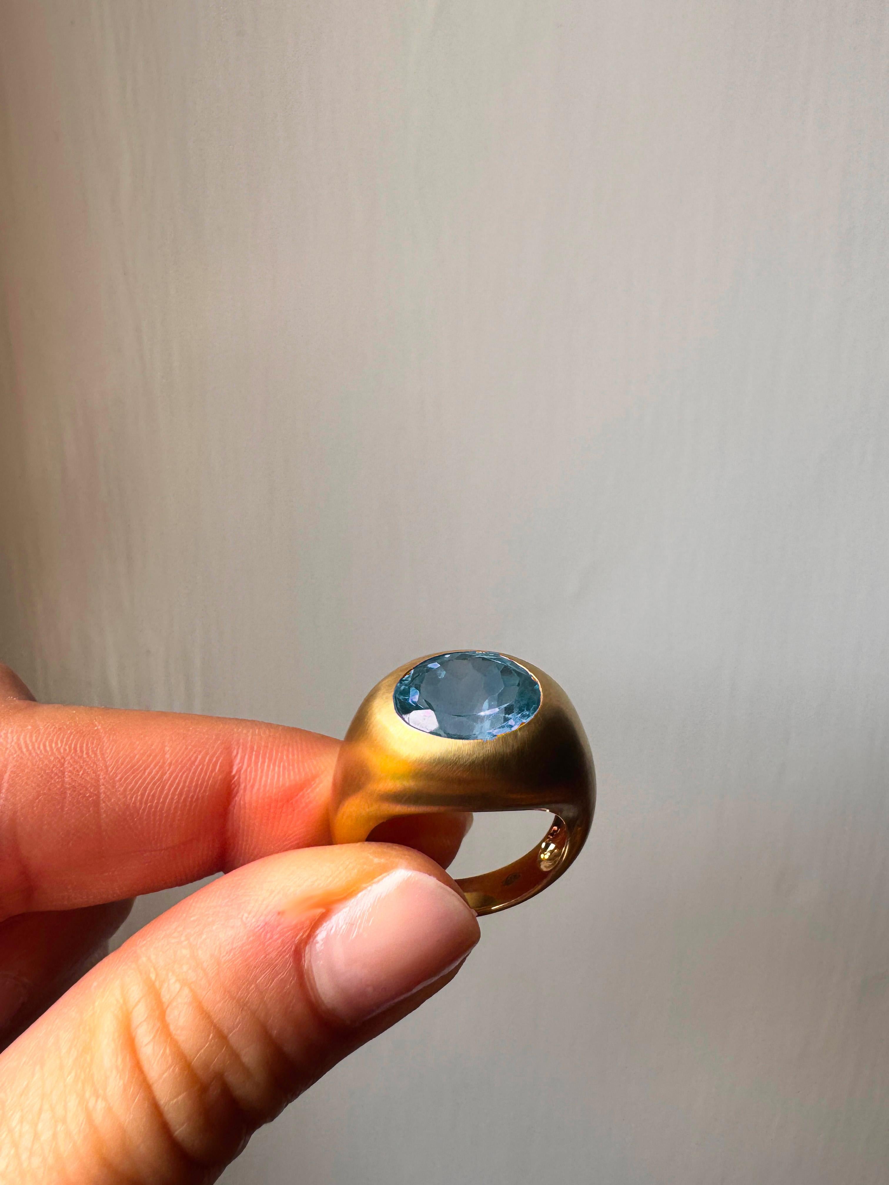 Rossella Ugolini 18 Karats Yellow Gold Satin Oval Dome Blue Topaz Fashion Ring For Sale 2