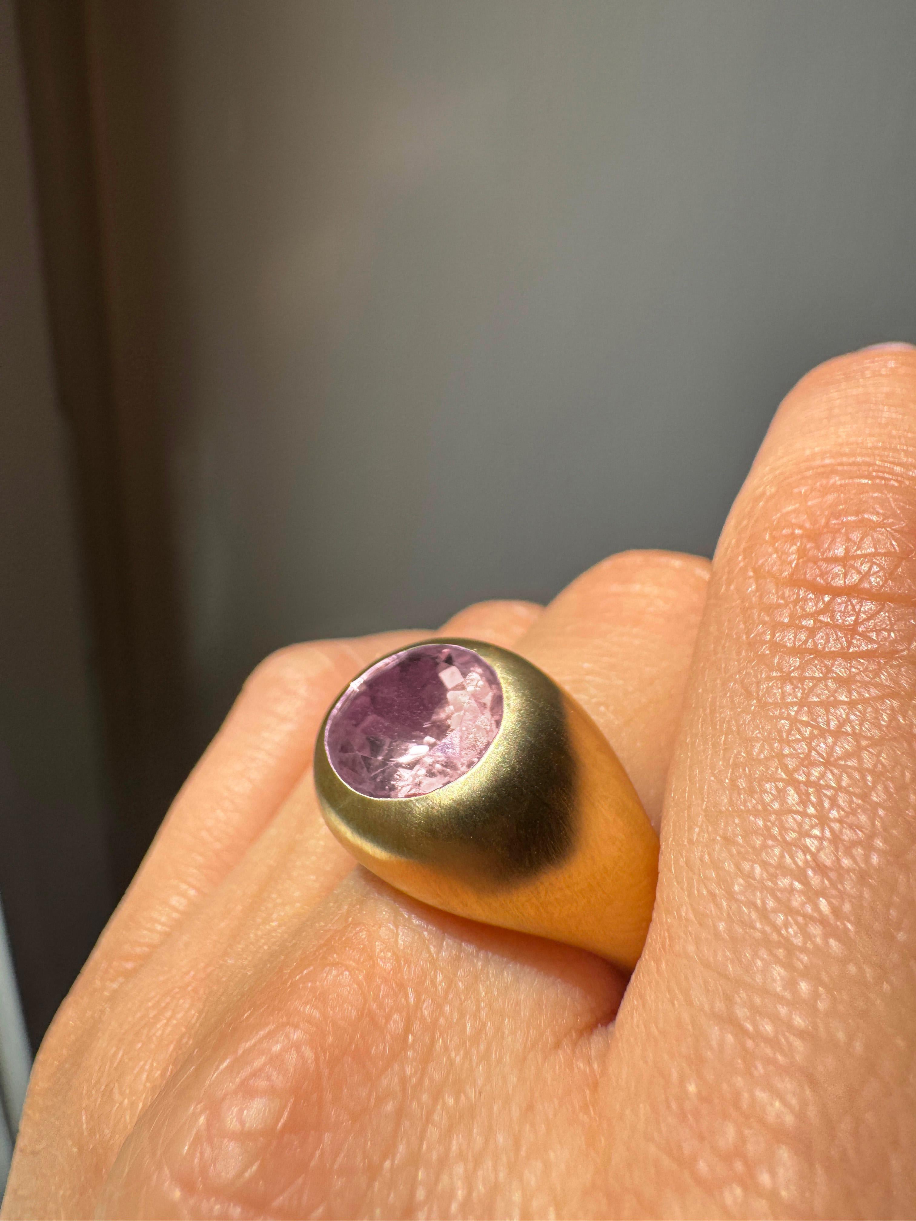 Rossella Ugolini 18 Karats Yellow Gold Satin Oval Dome Rose Quartz Fashion Ring For Sale 4