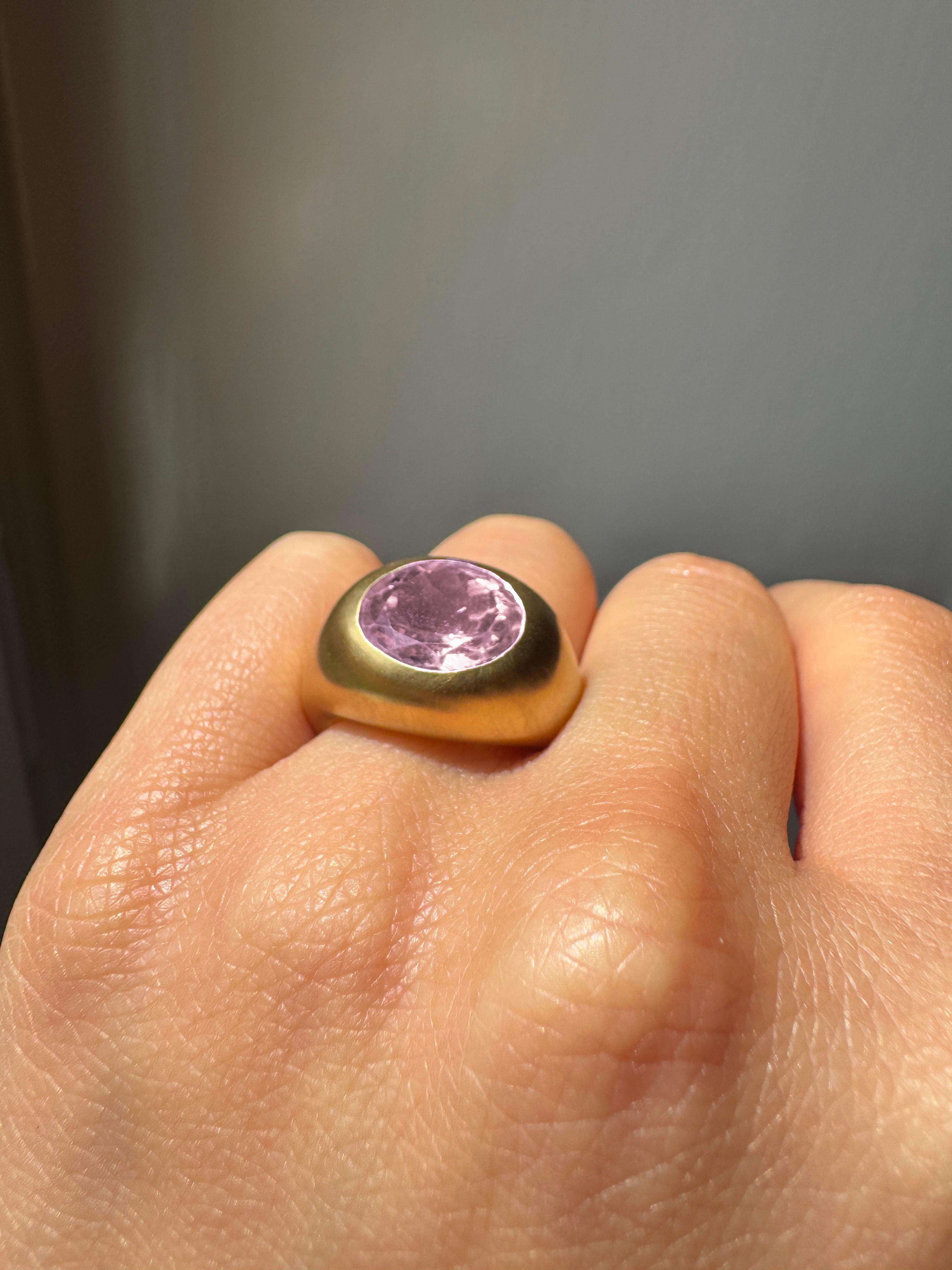 Rossella Ugolini 18 Karats Yellow Gold Satin Oval Dome Rose Quartz Fashion Ring For Sale 6