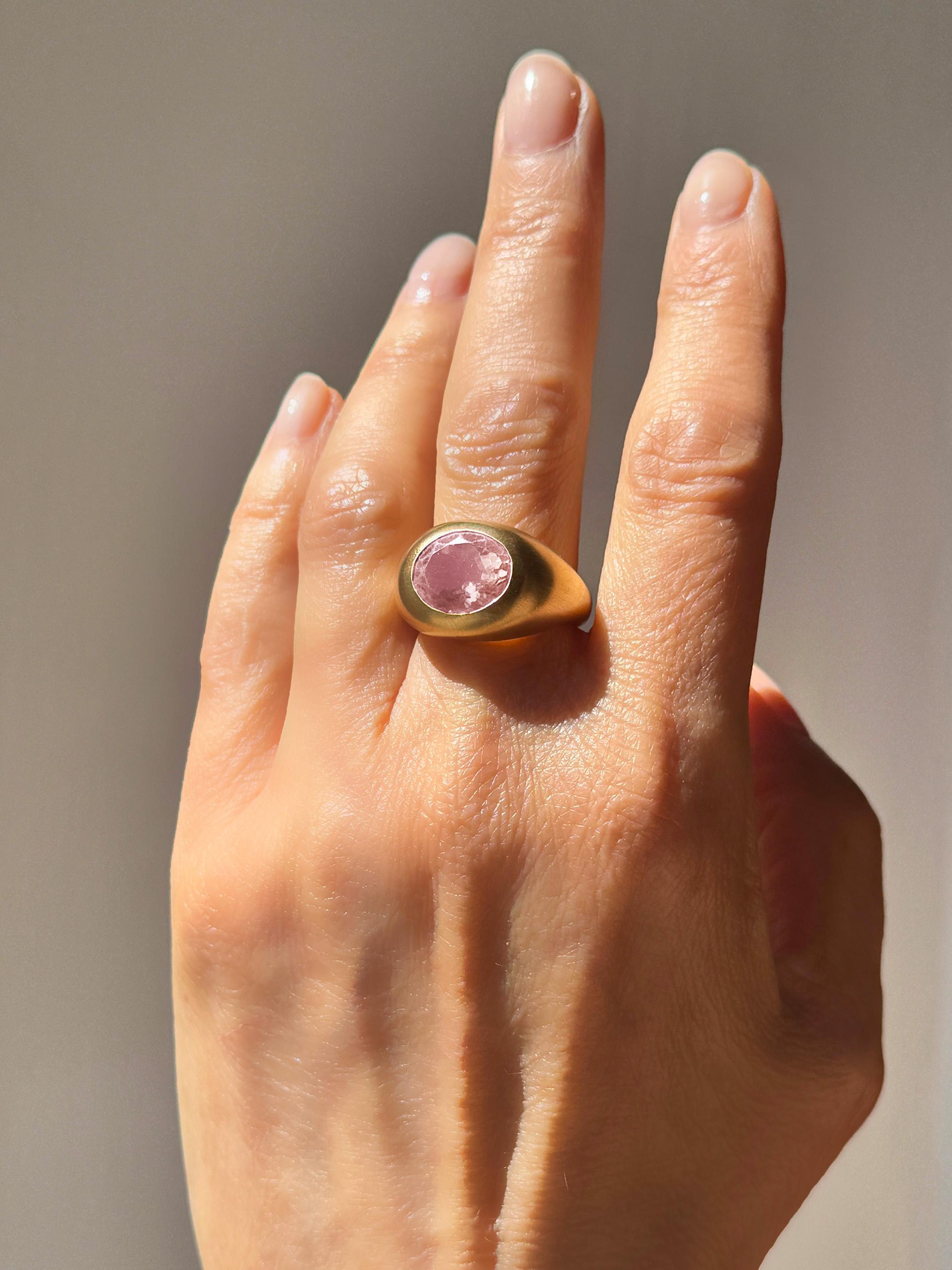 Rossella Ugolini 18 Karats Yellow Gold Satin Oval Dome Rose Quartz Fashion Ring For Sale 8