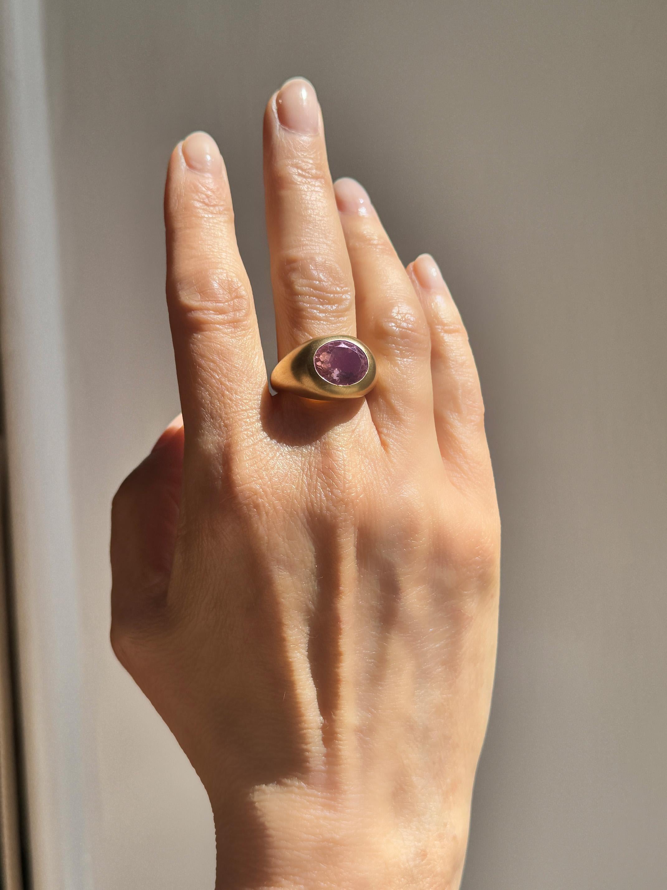 Modern Rossella Ugolini 18 Karats Yellow Gold Satin Oval Dome Rose Quartz Fashion Ring For Sale