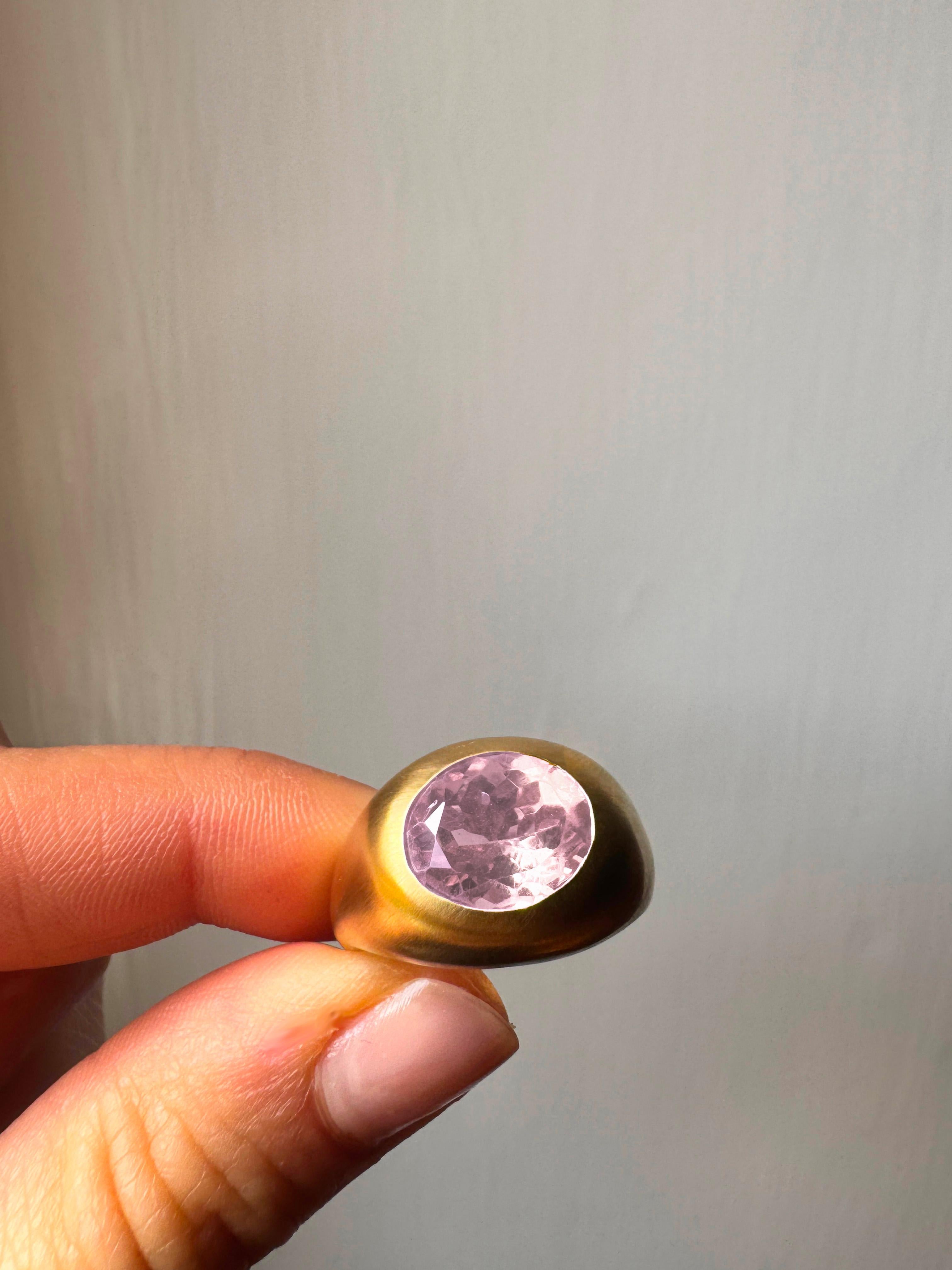 Rossella Ugolini 18 Karats Yellow Gold Satin Oval Dome Rose Quartz Fashion Ring In New Condition For Sale In Rome, IT