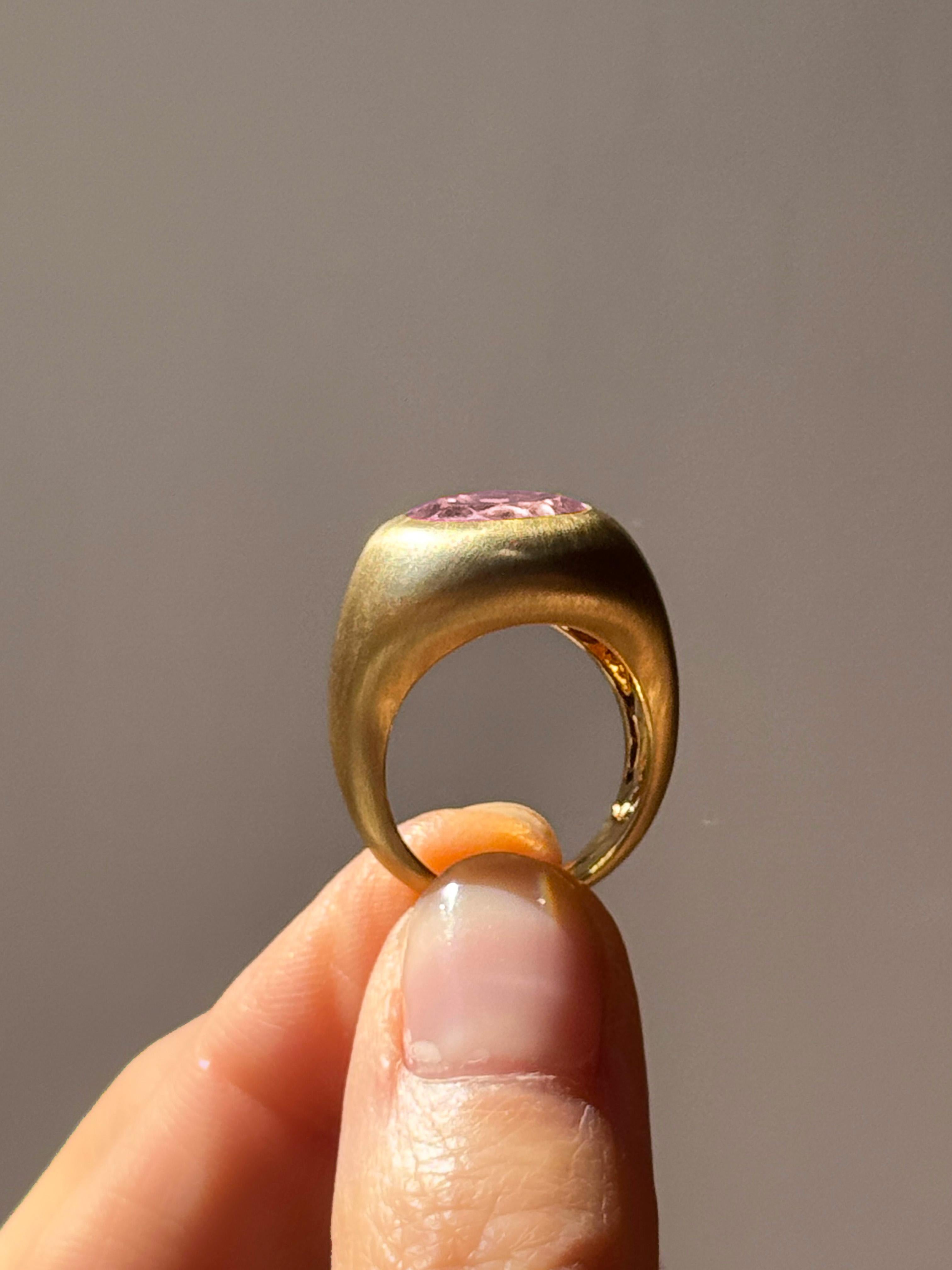 Rossella Ugolini 18 Karats Yellow Gold Satin Oval Dome Rose Quartz Fashion Ring For Sale 1