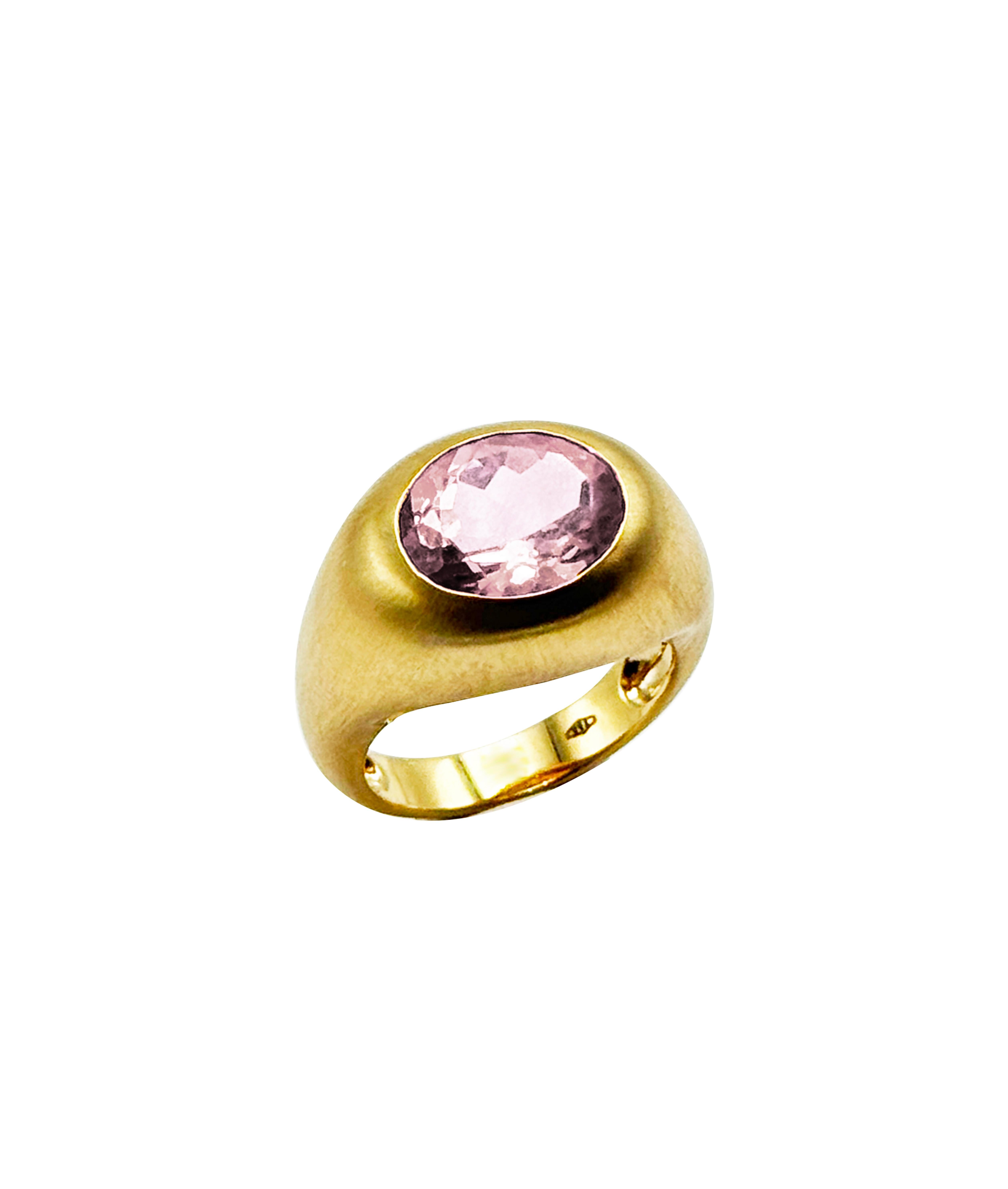 Rossella Ugolini 18 Karats Yellow Gold Satin Oval Dome Rose Quartz Fashion Ring For Sale 2