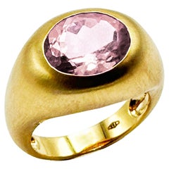 Rossella Ugolini 18 Karats Yellow Gold Satin Oval Dome Rose Quartz Fashion Ring