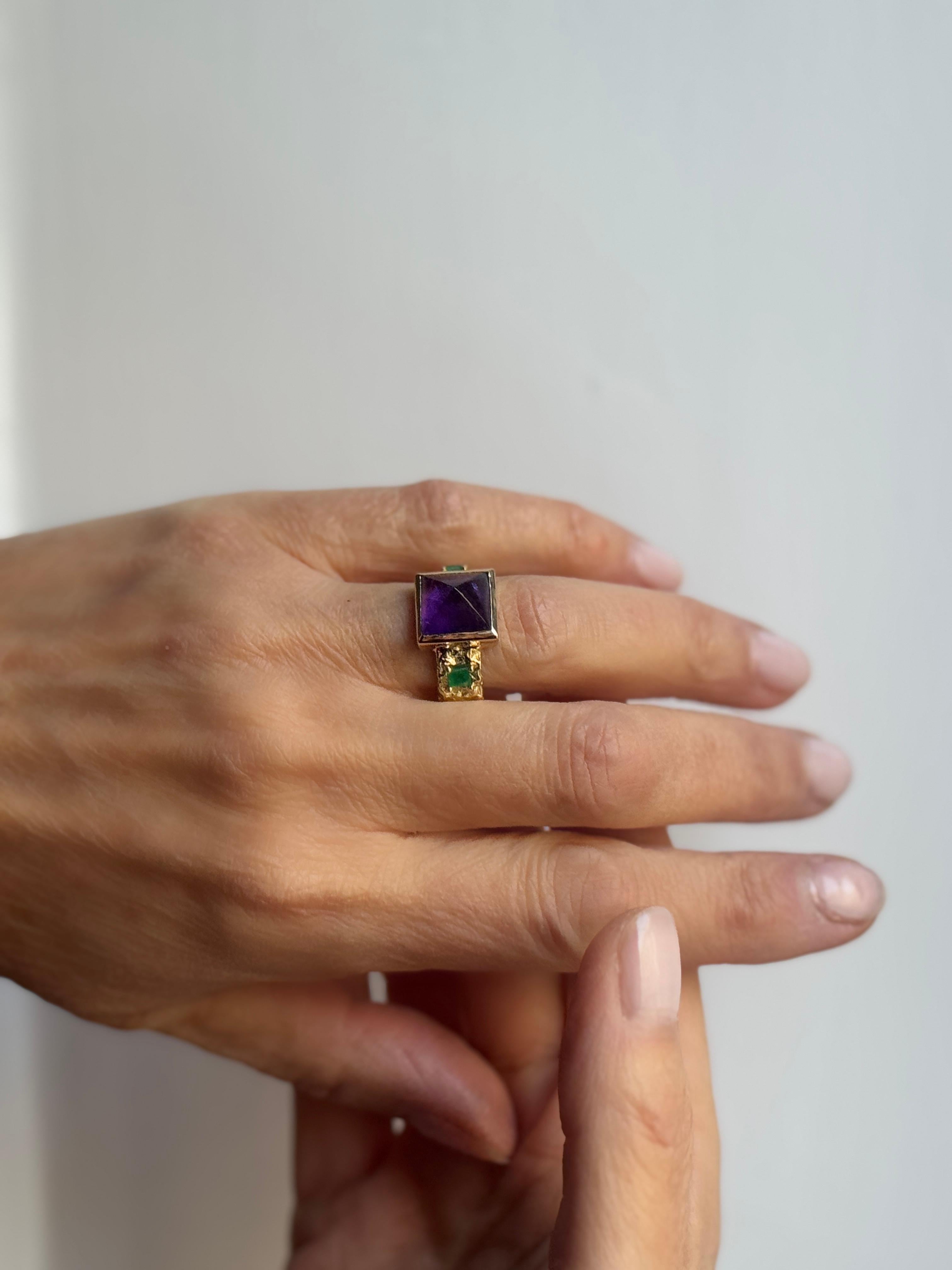 Rossella Ugolini Anello a fascia martellata in oro giallo 18 kt con ametista e smeraldi da 0,30 carati in vendita 4