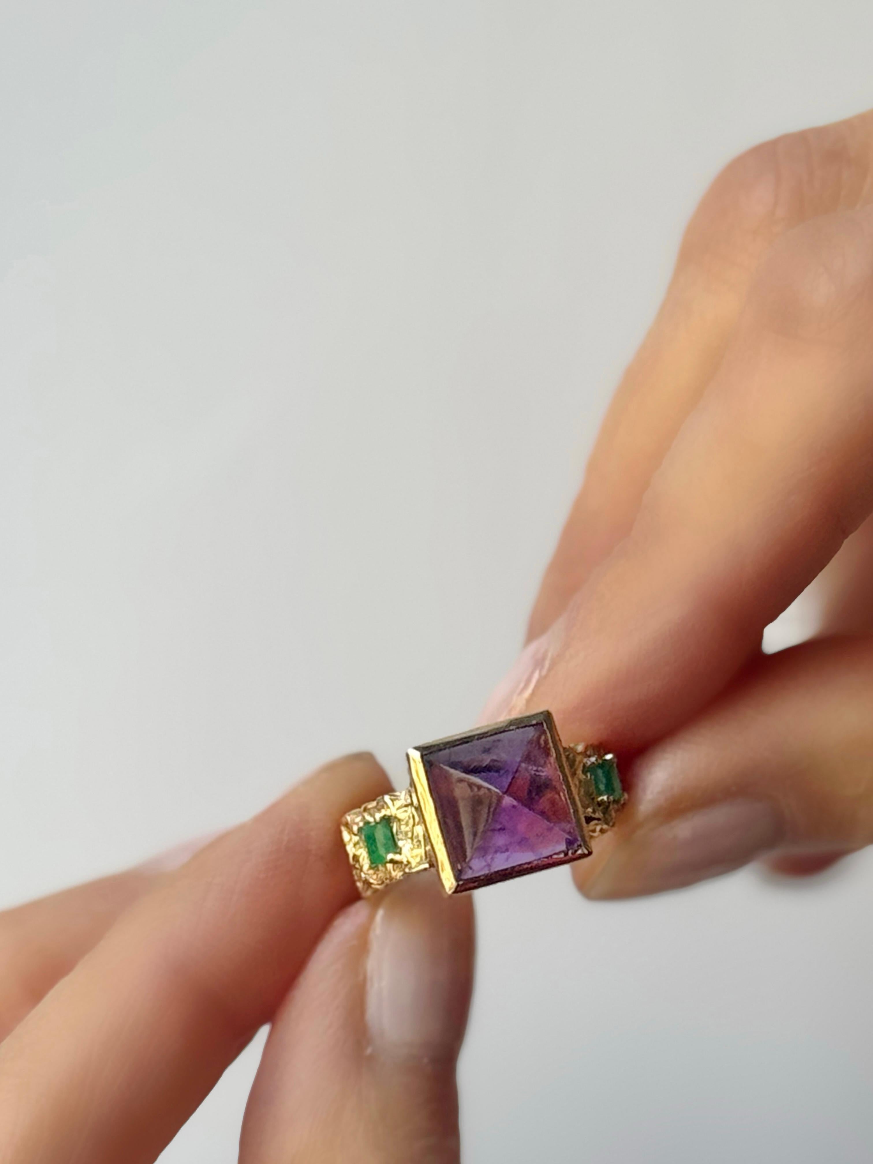 Rossella Ugolini Anello a fascia martellata in oro giallo 18 kt con ametista e smeraldi da 0,30 carati in vendita 5