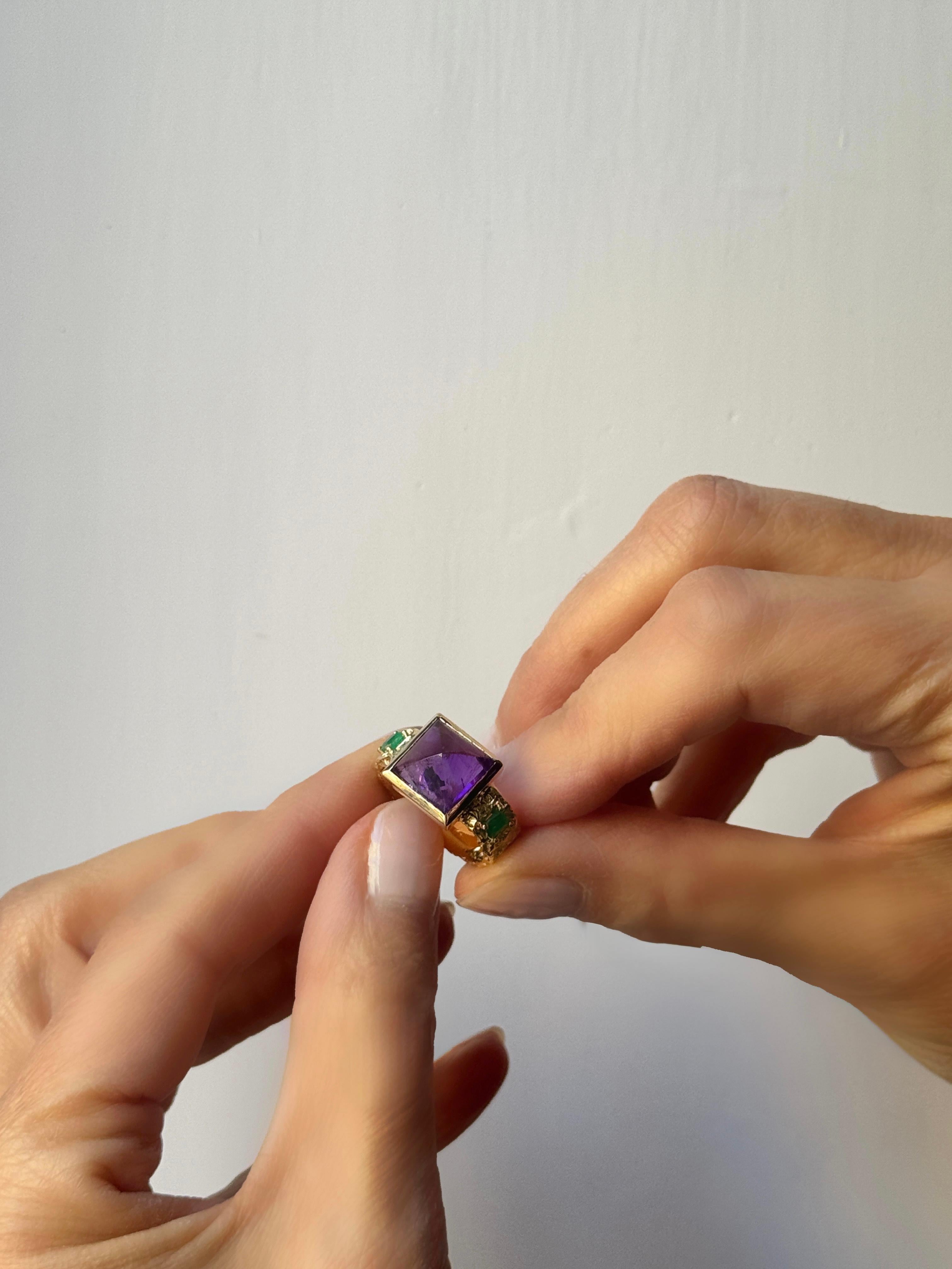 Rossella Ugolini Anello a fascia martellata in oro giallo 18 kt con ametista e smeraldi da 0,30 carati in vendita 6