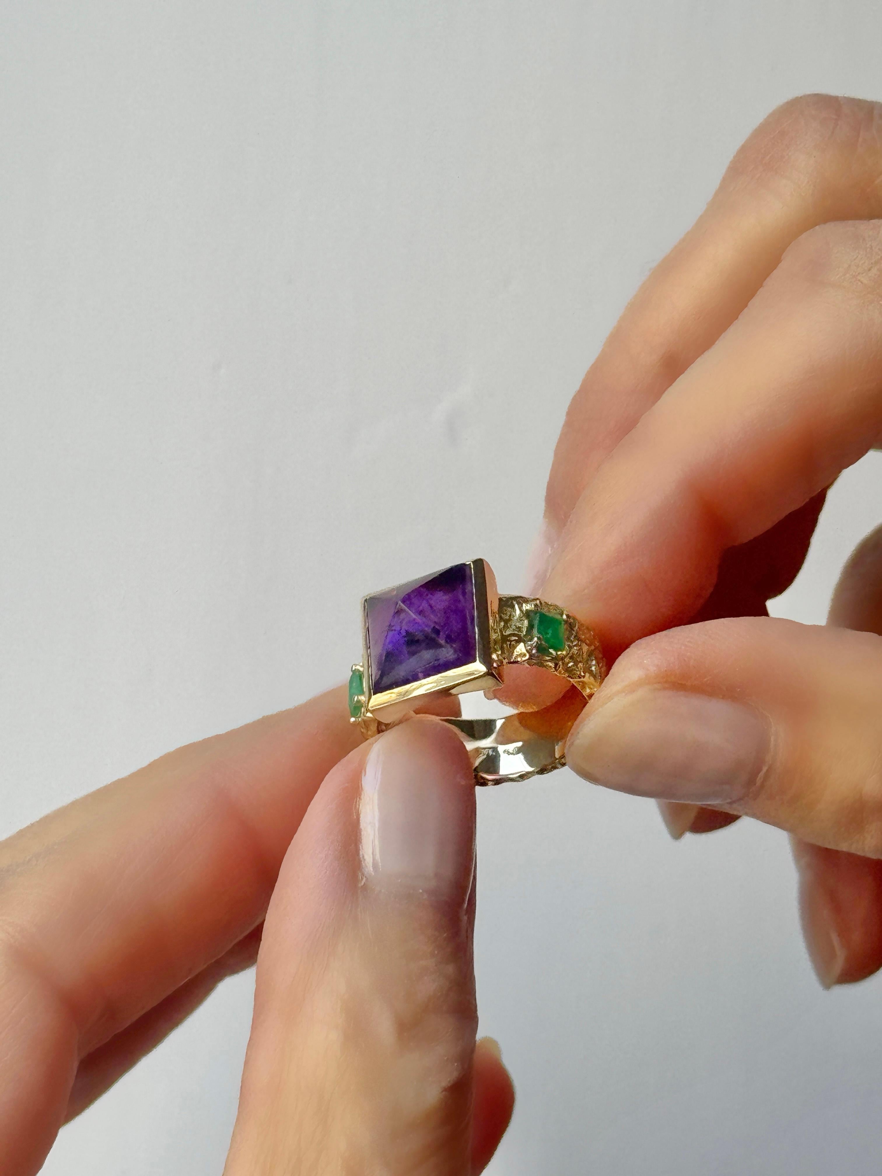 Rossella Ugolini Anello a fascia martellata in oro giallo 18 kt con ametista e smeraldi da 0,30 carati in vendita 9