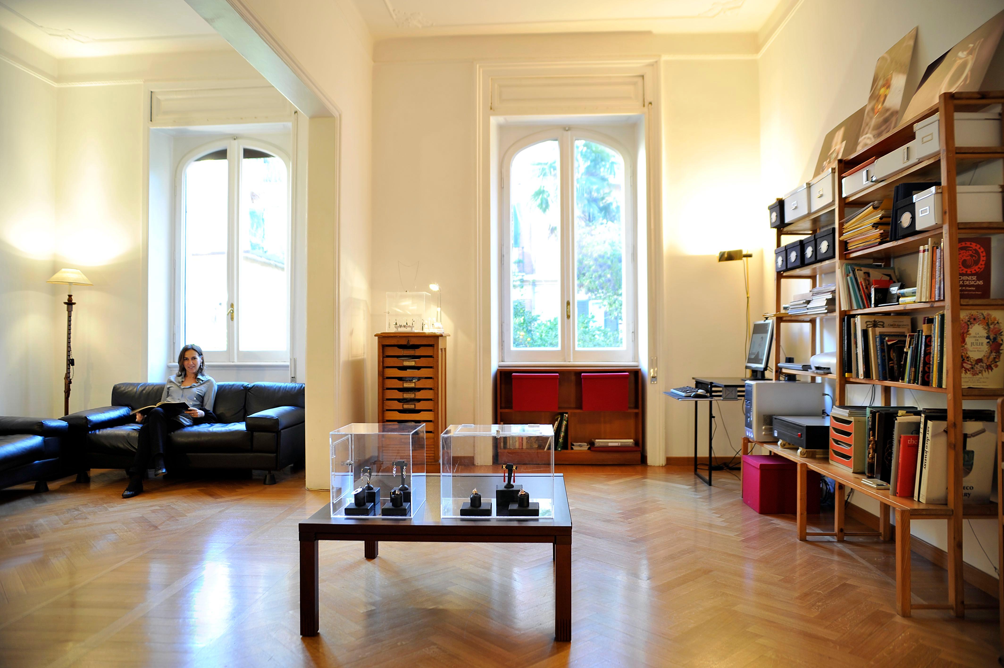 Rossella Ugolini Anello a fascia martellata in oro giallo 18 kt con ametista e smeraldi da 0,30 carati in vendita 12