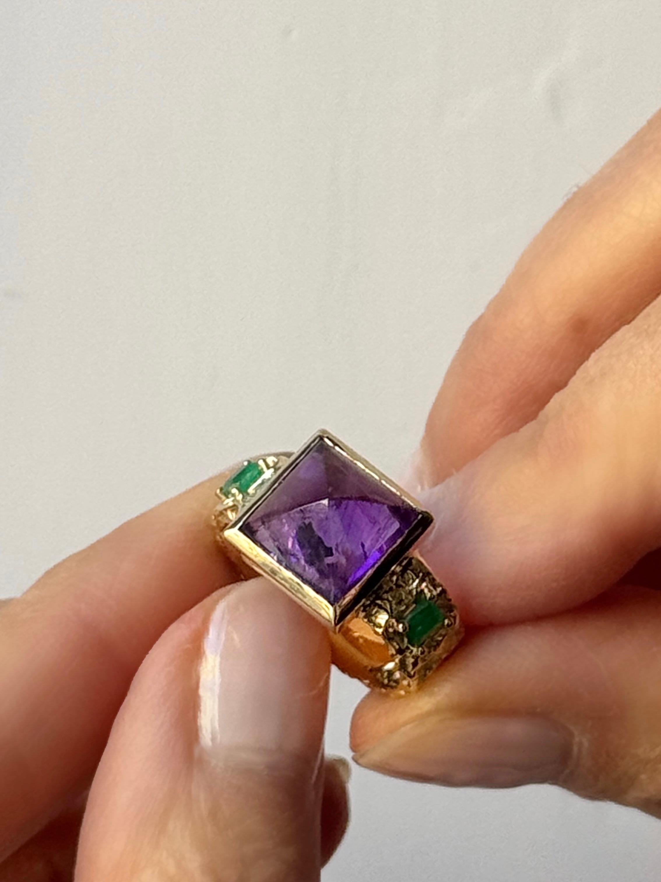 Anello a fascia in oro giallo 18 carati martellato con ametista e smeraldi 0,30ct, realizzato a mano da Rossella Ugolini.
Dimensioni:
Ametista 10 mm x 10 mm
Smeraldi Ct 0,30 3mmx3mm
Fascia in oro giallo 18 carati altezza 6 mm
Questo splendido anello