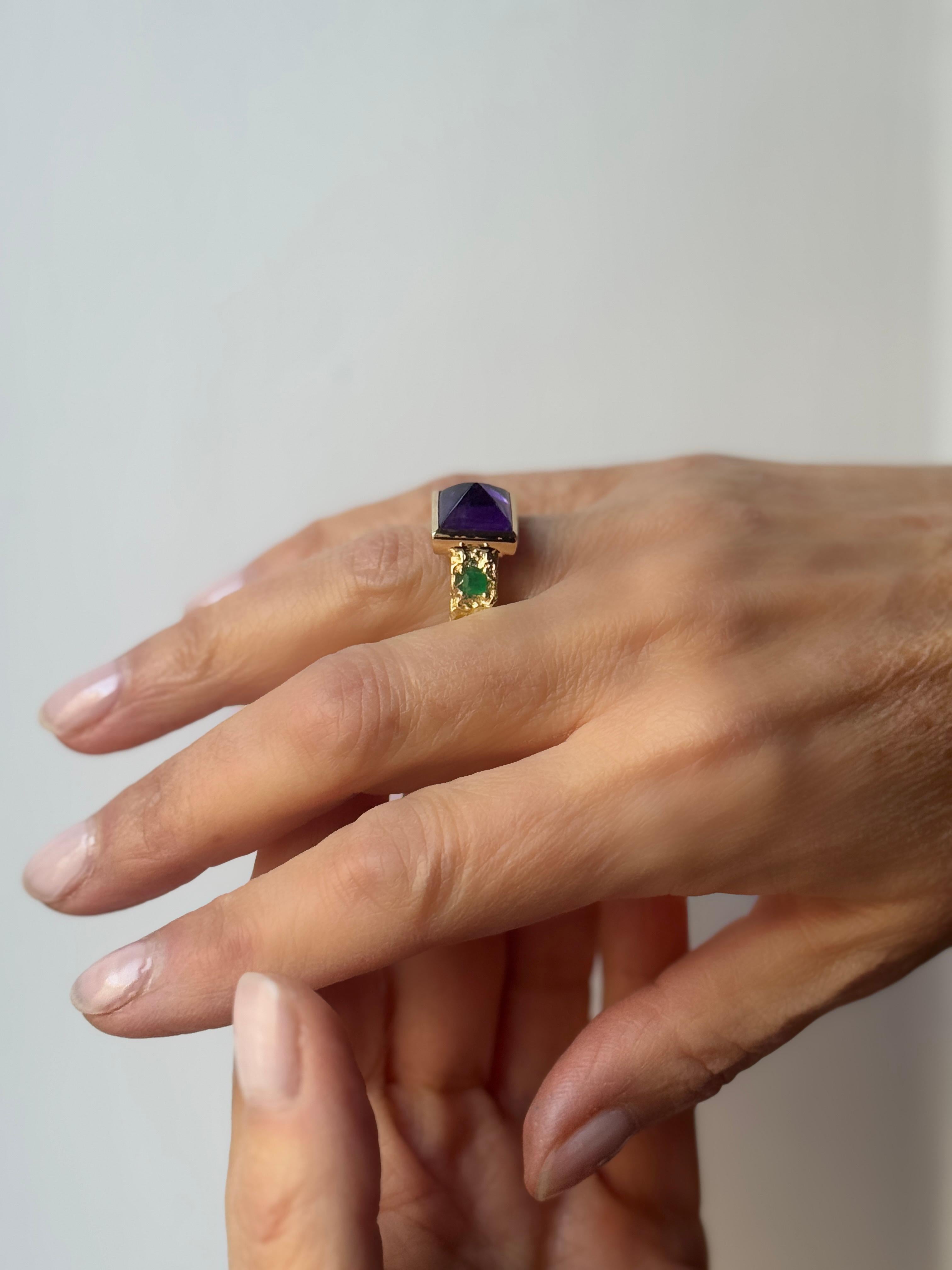 Moderno Rossella Ugolini Anello a fascia martellata in oro giallo 18 kt con ametista e smeraldi da 0,30 carati in vendita