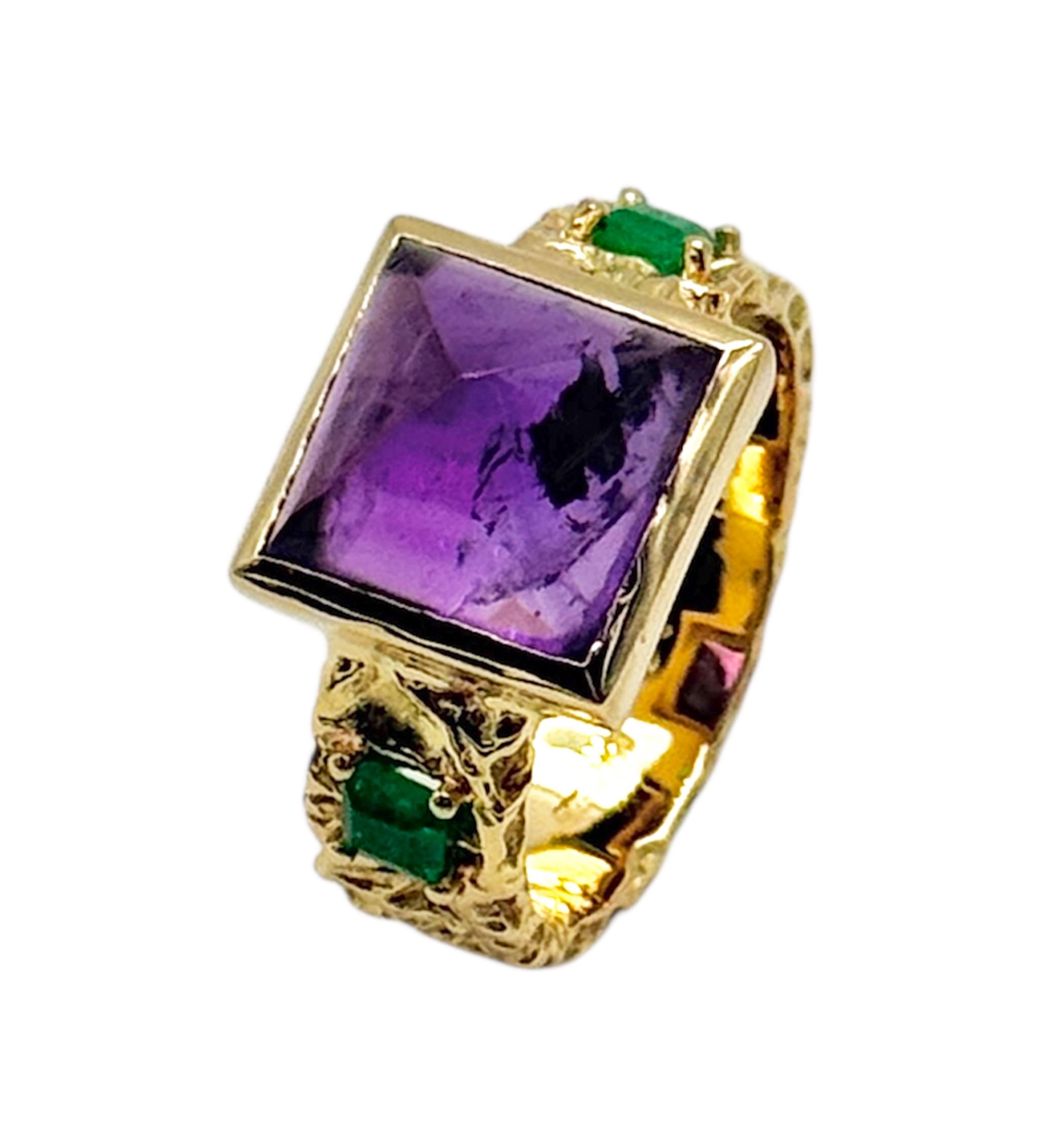 Rossella Ugolini Anello a fascia martellata in oro giallo 18 kt con ametista e smeraldi da 0,30 carati In condizioni Nuovo in vendita a Rome, IT