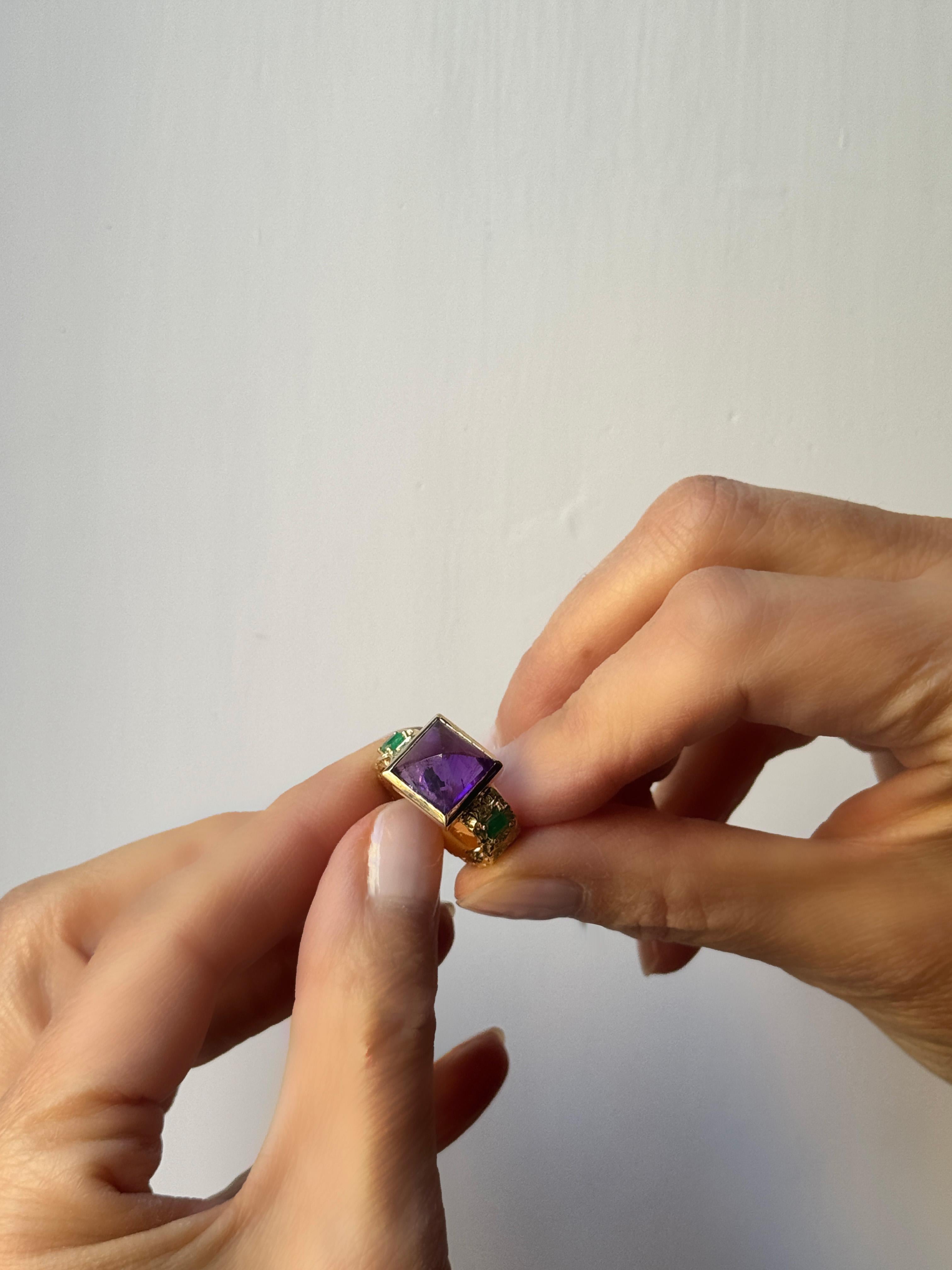 da uomo o donna Rossella Ugolini Anello a fascia martellata in oro giallo 18 kt con ametista e smeraldi da 0,30 carati in vendita