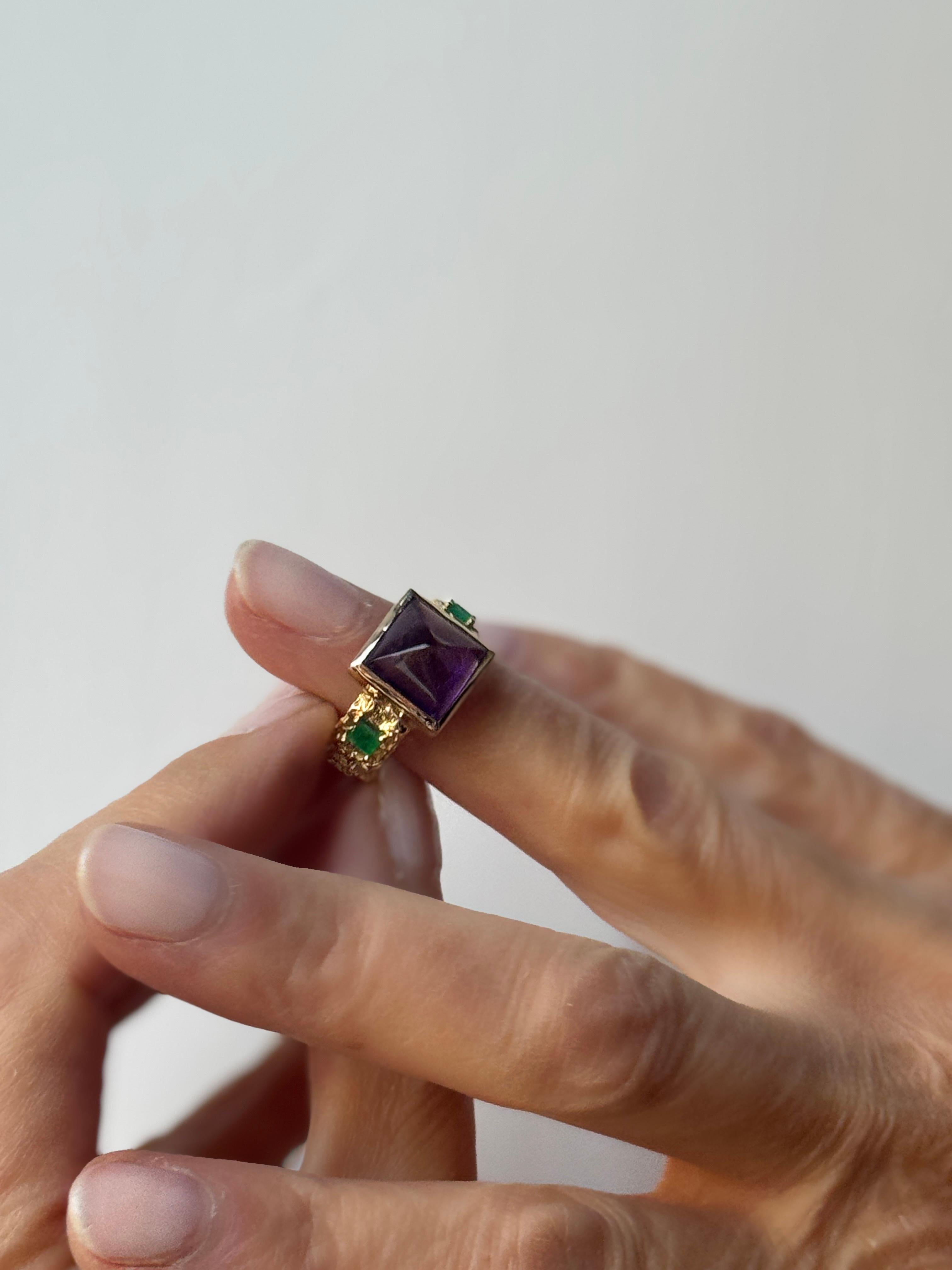 Rossella Ugolini Anello a fascia martellata in oro giallo 18 kt con ametista e smeraldi da 0,30 carati in vendita 1