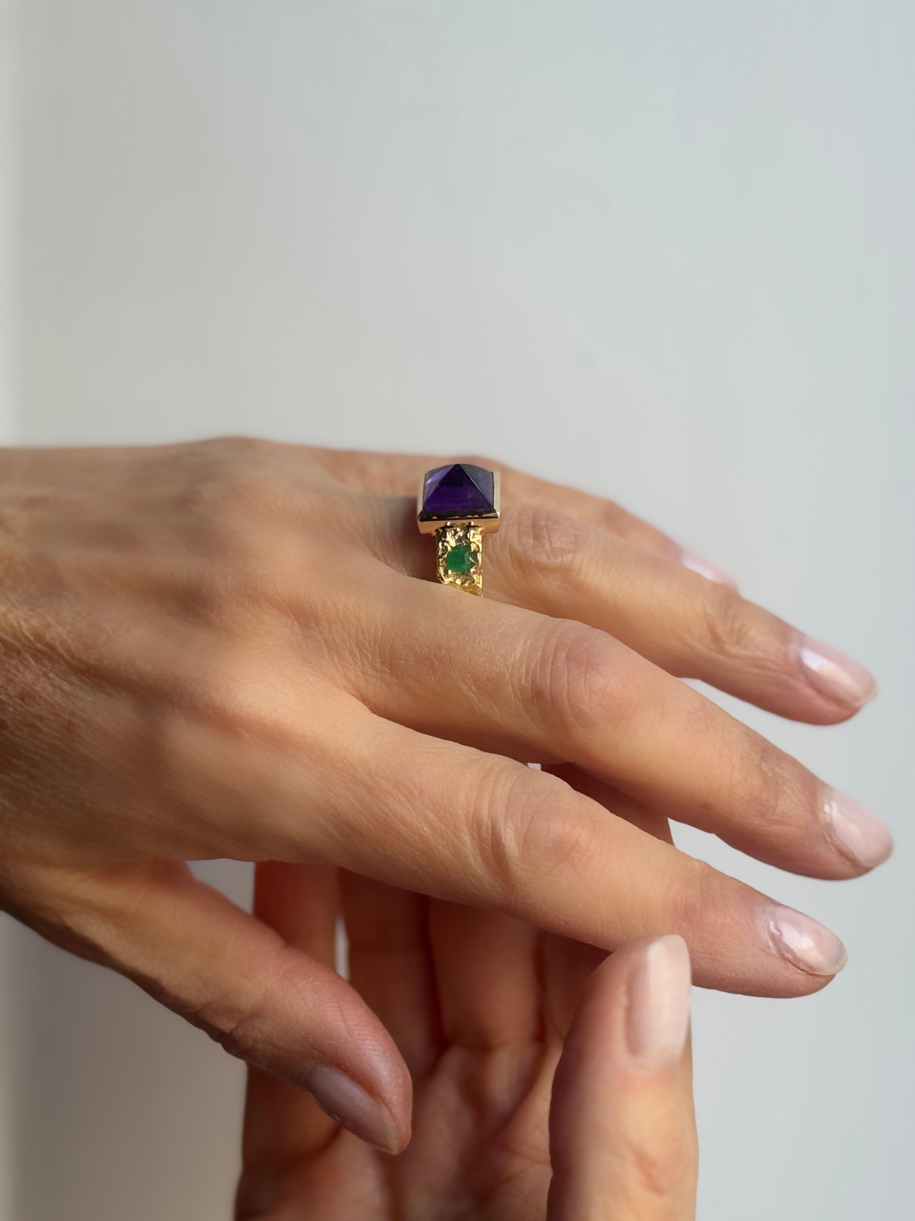 Rossella Ugolini Anello a fascia martellata in oro giallo 18 kt con ametista e smeraldi da 0,30 carati in vendita 2