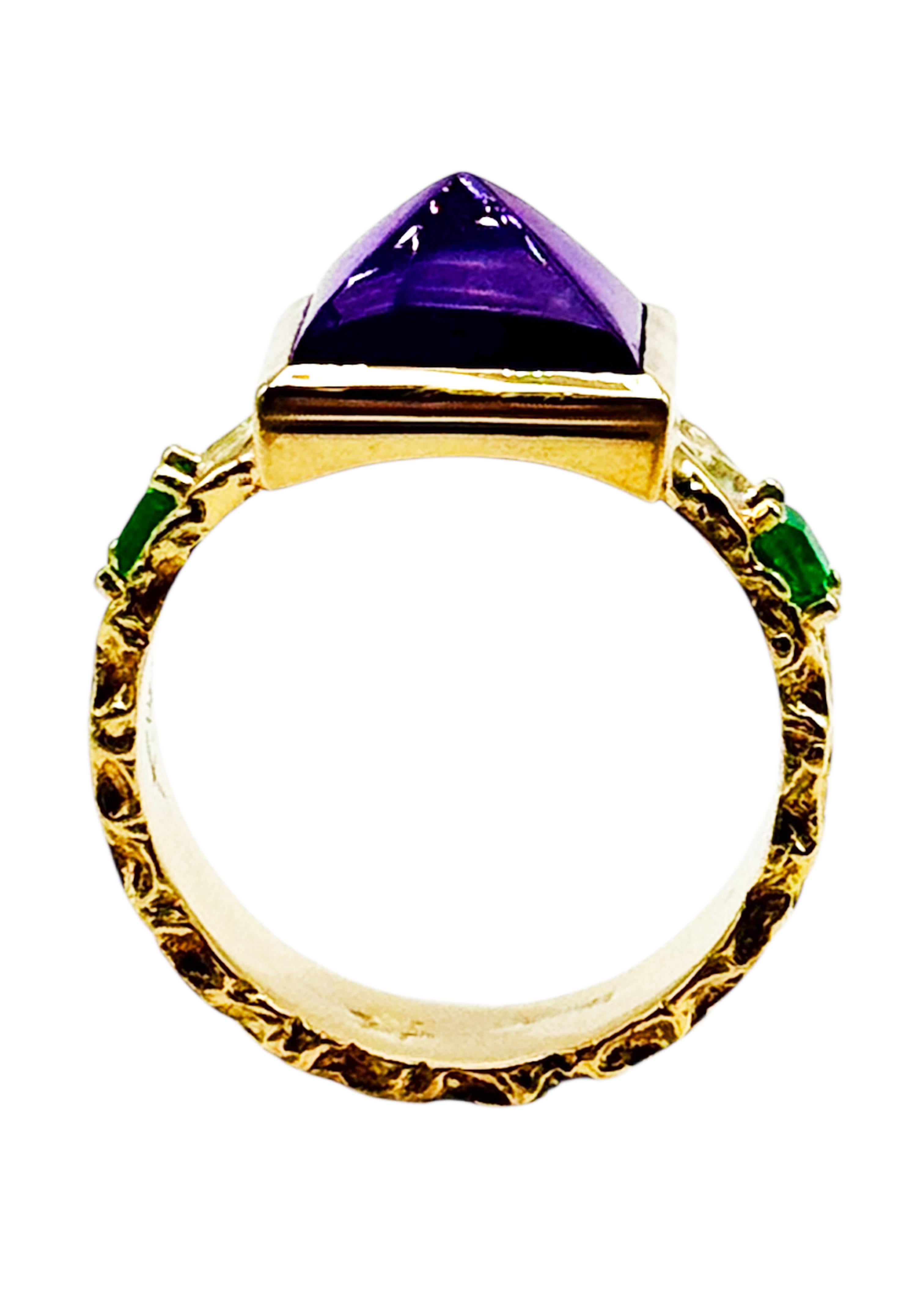 Rossella Ugolini Anello a fascia martellata in oro giallo 18 kt con ametista e smeraldi da 0,30 carati in vendita 3