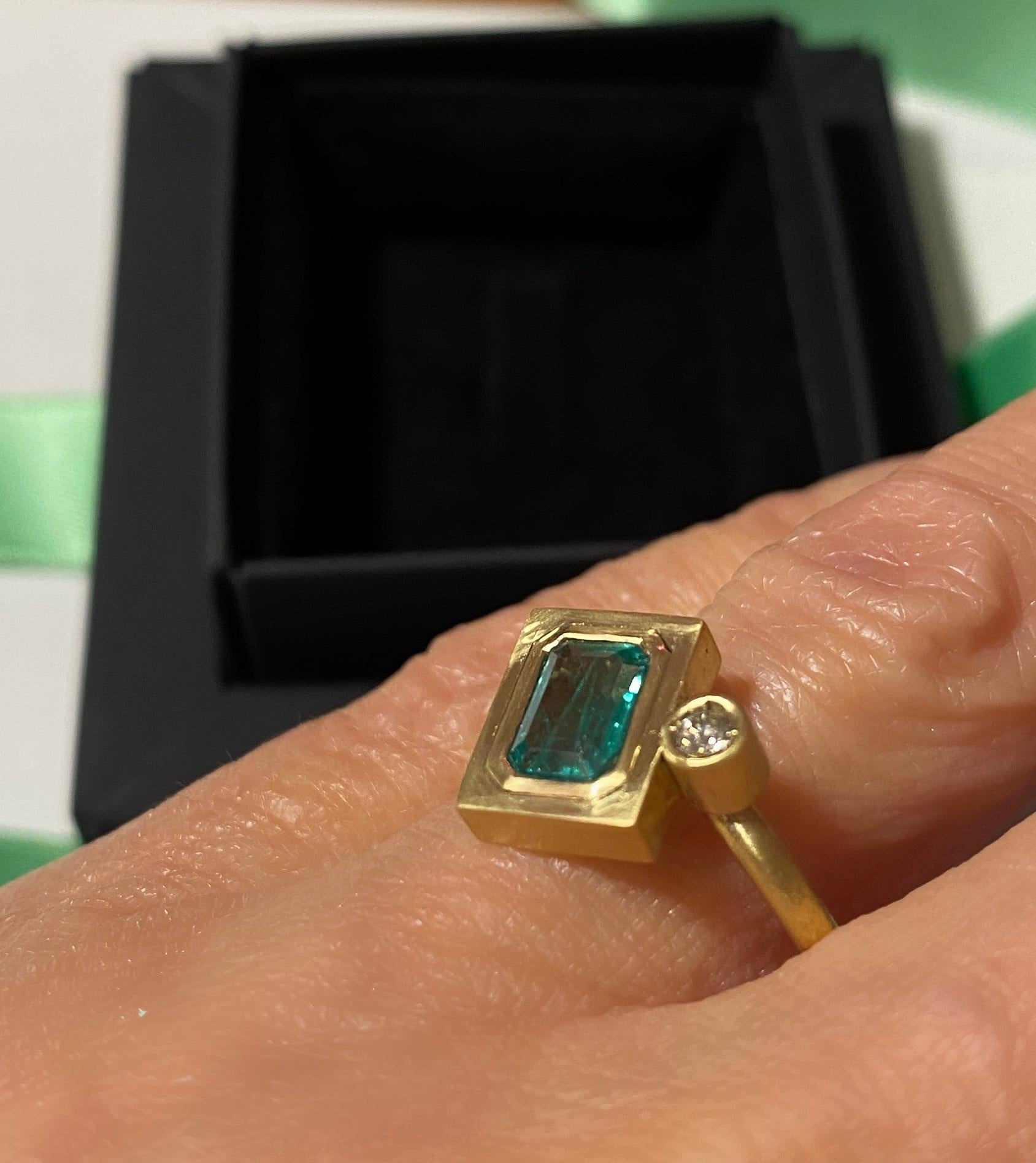 Rossella Ugolini 1.85 Ct Emerald 18K Gold White Diamond Contemporary Unisex Ring For Sale 6