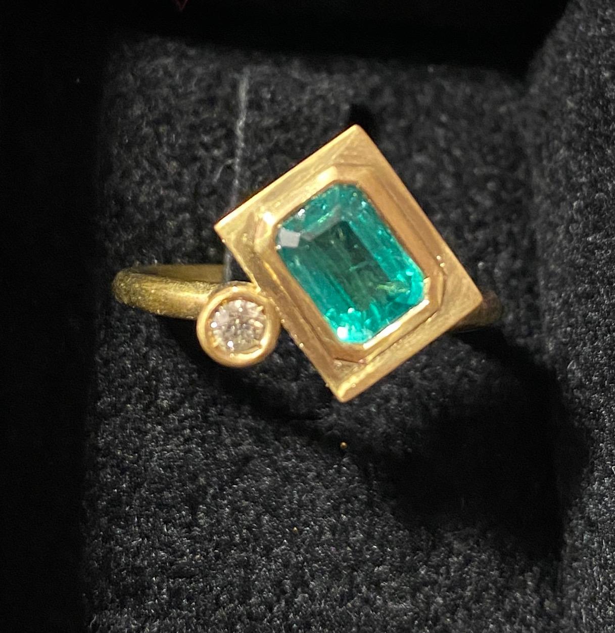 Rossella Ugolini 1.85 Ct Emerald 18K Gold White Diamond Contemporary Unisex Ring For Sale 7