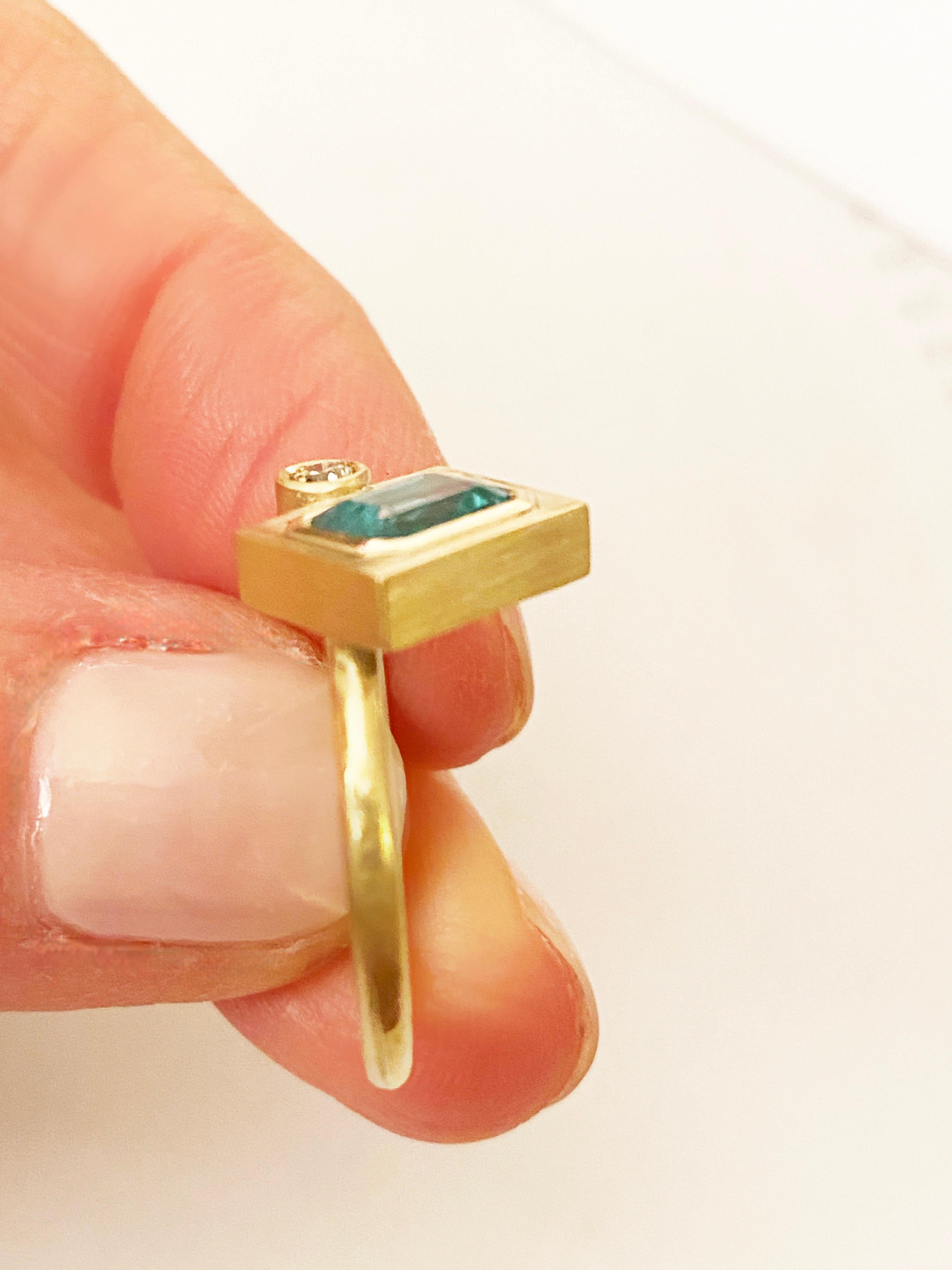 Rossella Ugolini 1.85 Ct Emerald 18K Gold White Diamond Contemporary Unisex Ring In New Condition For Sale In Rome, IT