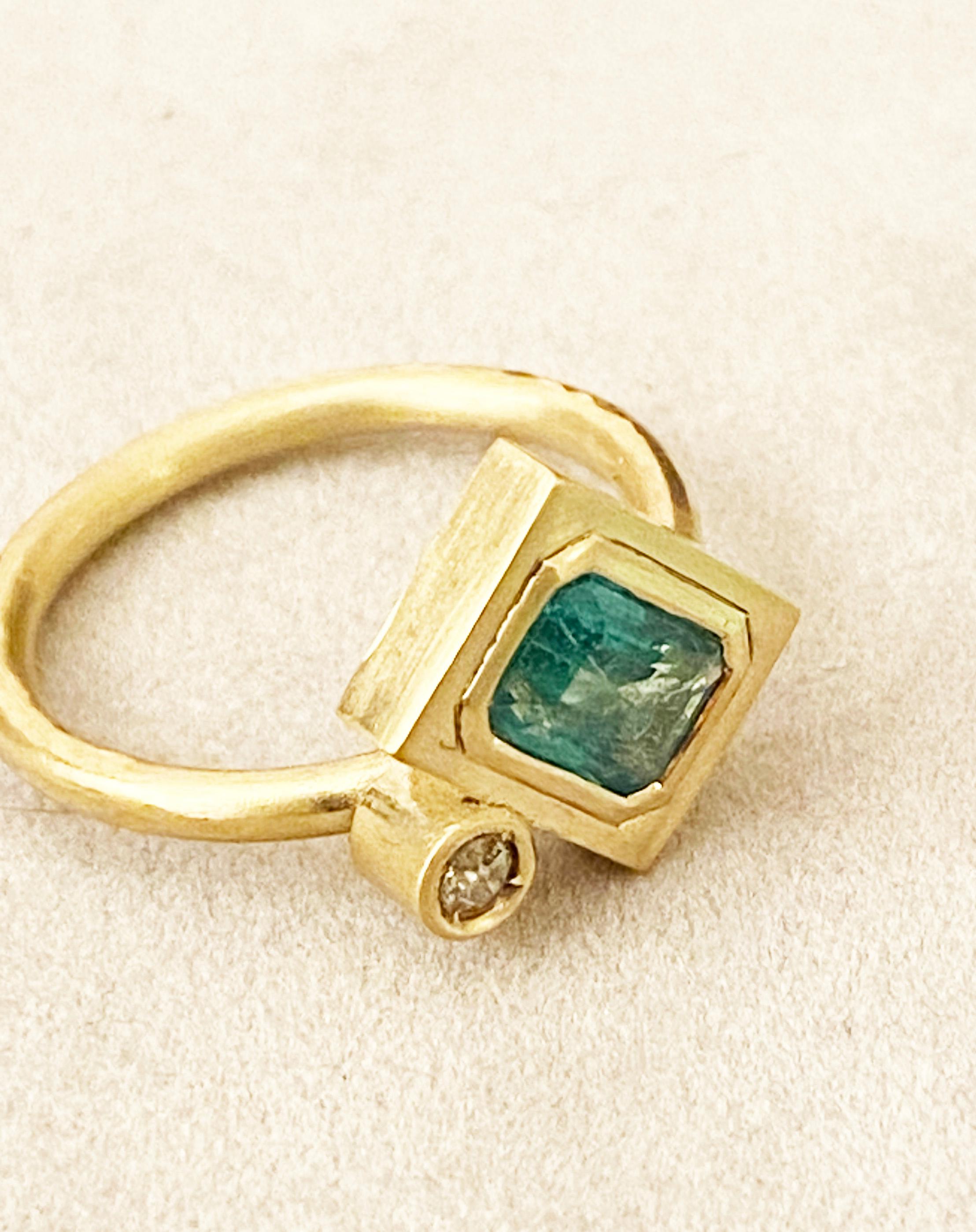 Rossella Ugolini 1.85 Ct Emerald 18K Gold White Diamond Contemporary Unisex Ring For Sale 1
