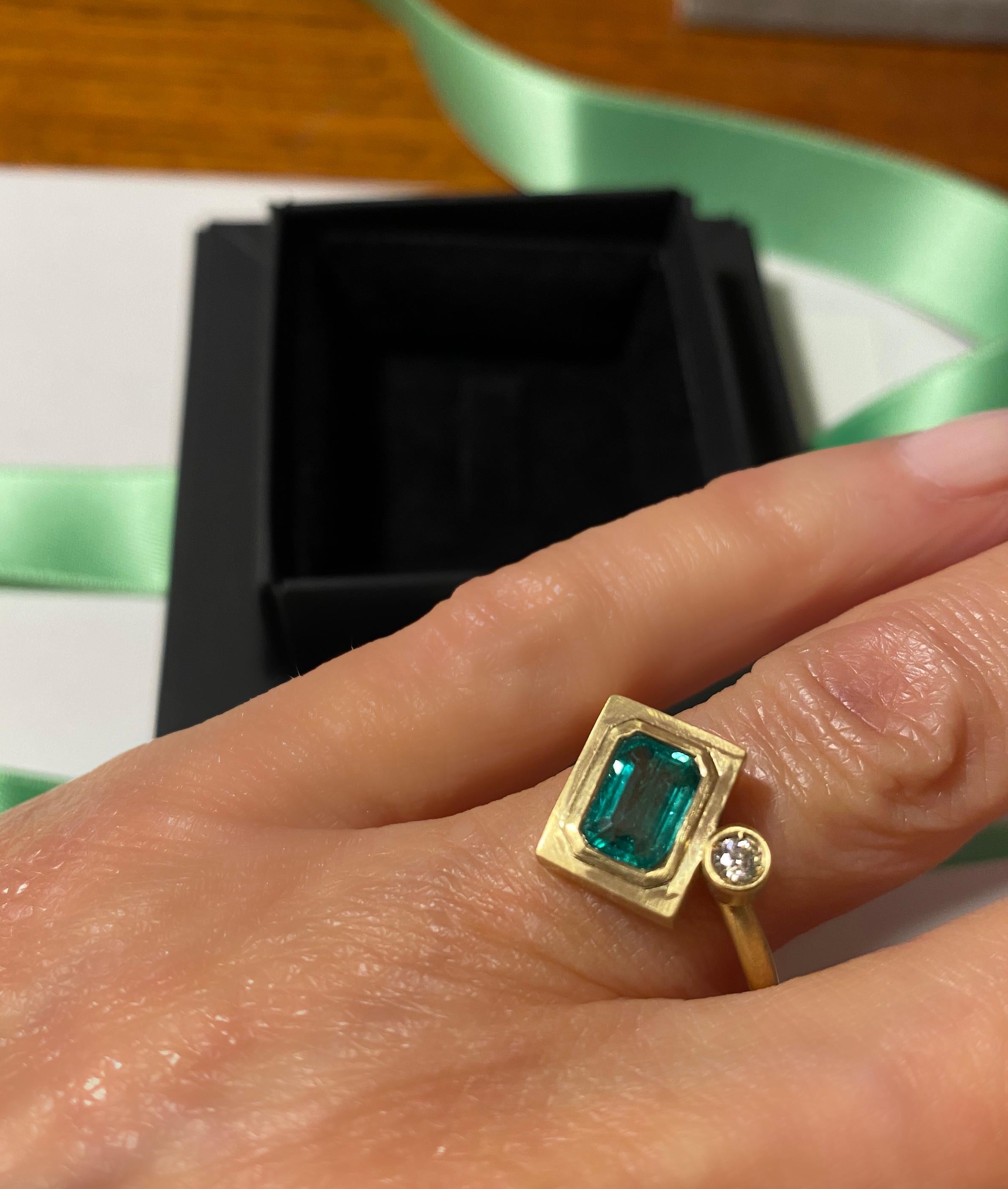 Rossella Ugolini 1.85 Ct Emerald 18K Gold White Diamond Contemporary Unisex Ring For Sale 4