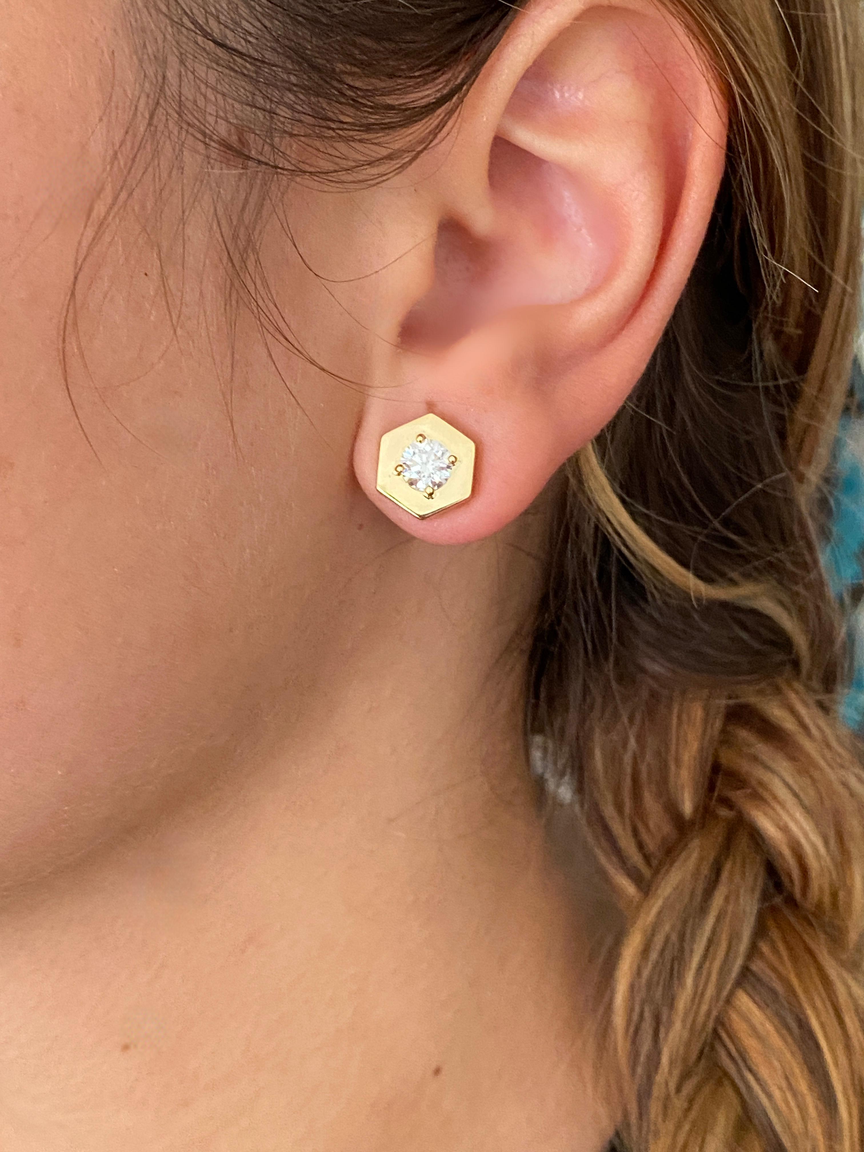 Experience the allure of Rossella Ugolini's Hexagonal Stud Earrings, a testament to the harmonious fusion of simplicity and elegance. These exquisite earrings are handcrafted in the heart of Italy, bearing the mark of true artisan craftsmanship.

At