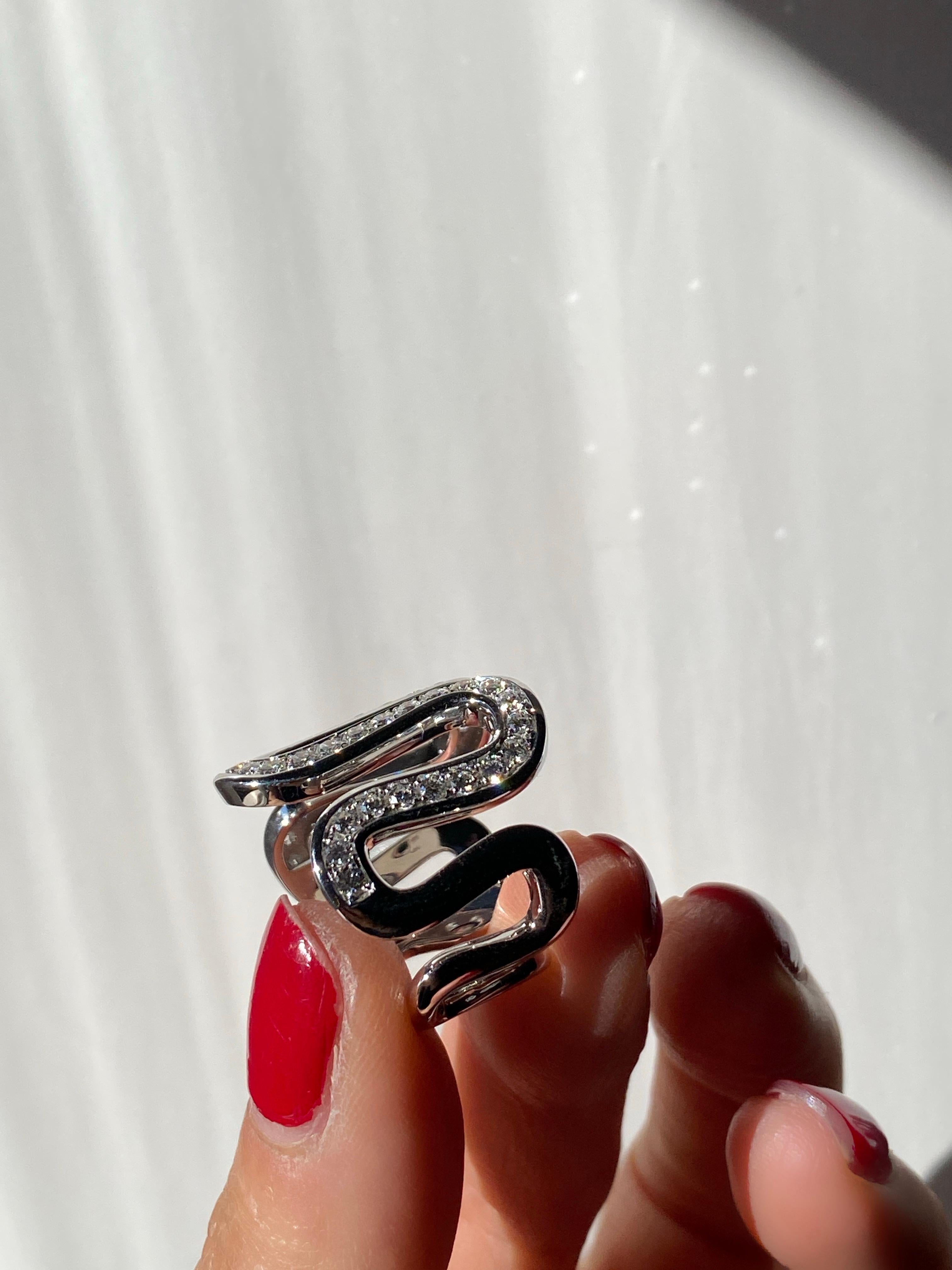 Rossella Ugolini, fascia a onda in oro 18k con diamanti bianchi da 1,40 carati, ispirata all'oceano  Anello in vendita 6