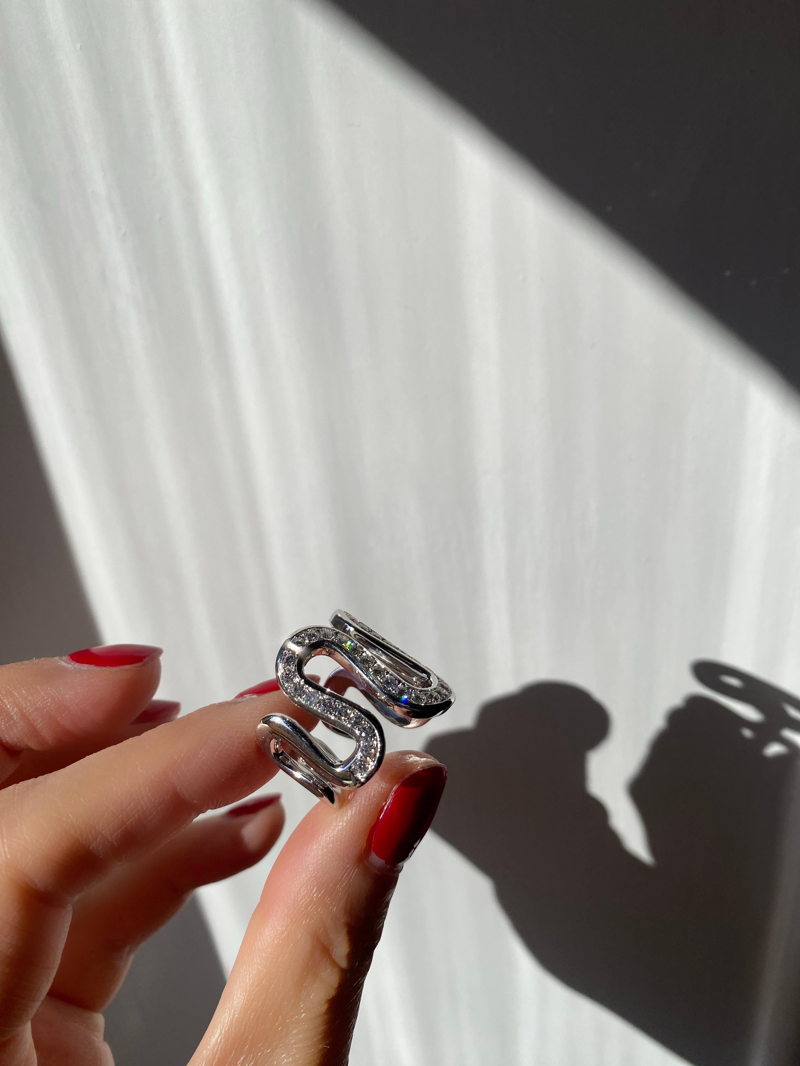 Rossella Ugolini, fascia a onda in oro 18k con diamanti bianchi da 1,40 carati, ispirata all'oceano  Anello in vendita 7