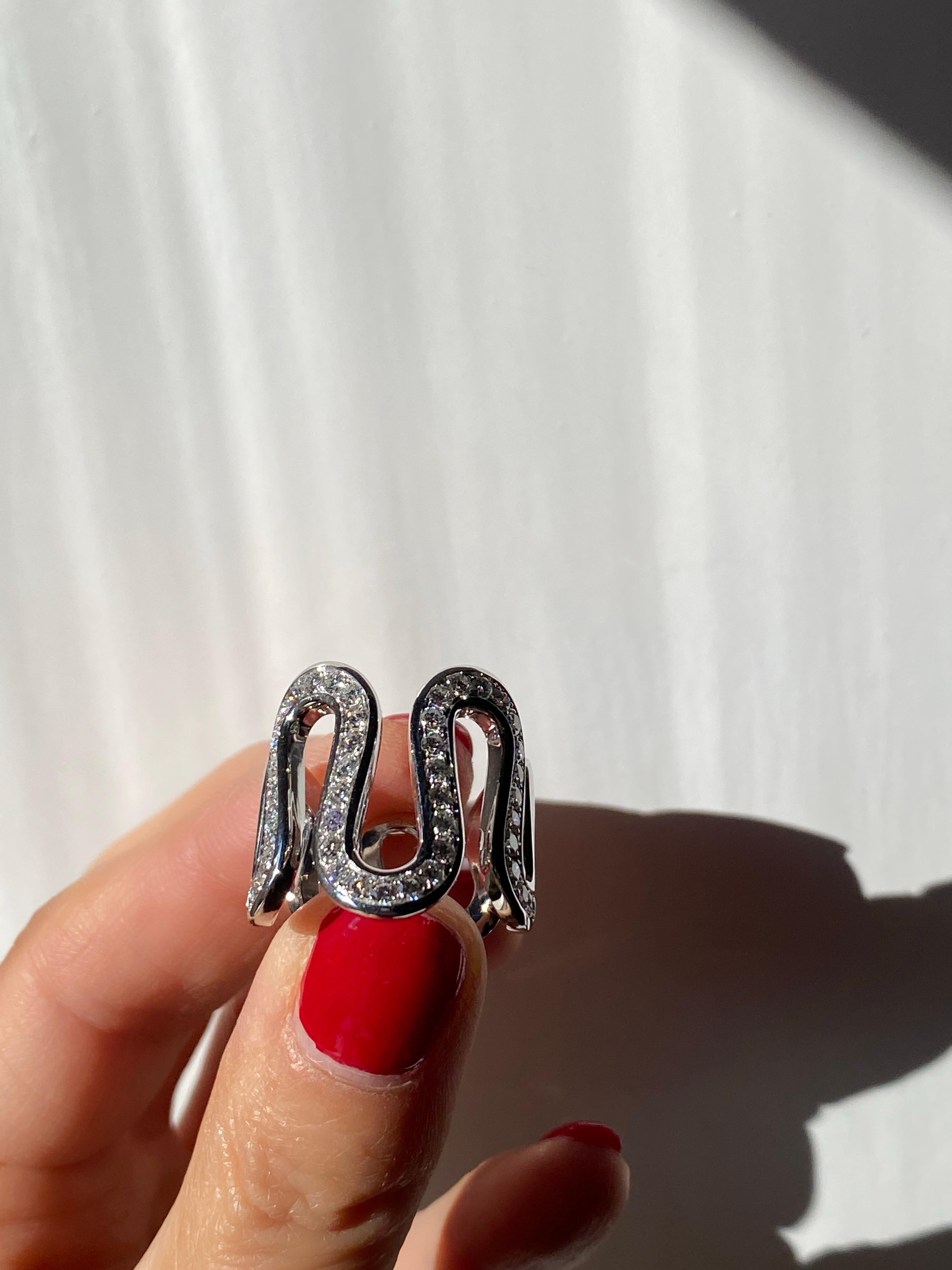 Rossella Ugolini, fascia a onda in oro 18k con diamanti bianchi da 1,40 carati, ispirata all'oceano  Anello in vendita 8