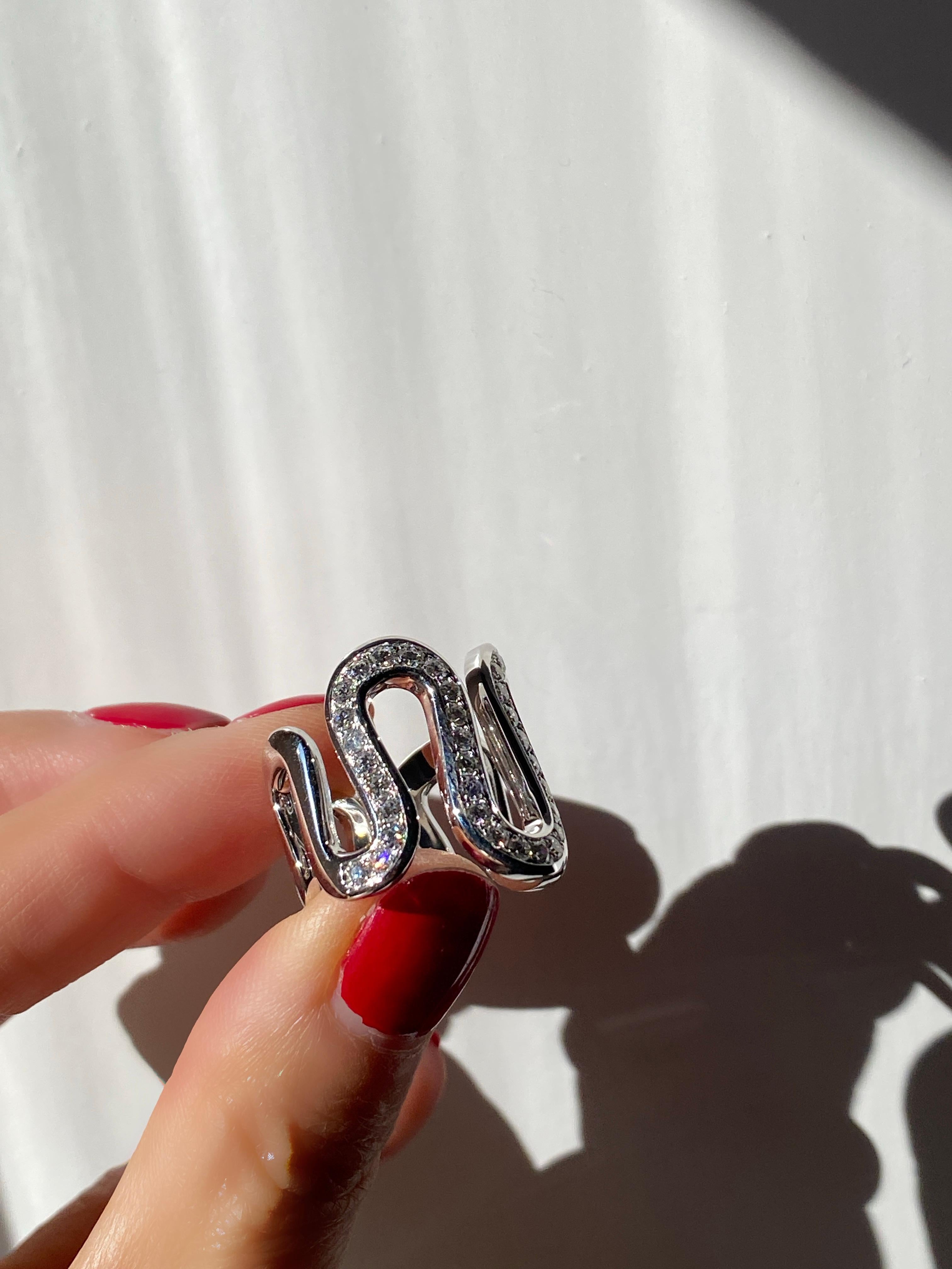 Rossella Ugolini, fascia a onda in oro 18k con diamanti bianchi da 1,40 carati, ispirata all'oceano  Anello in vendita 9