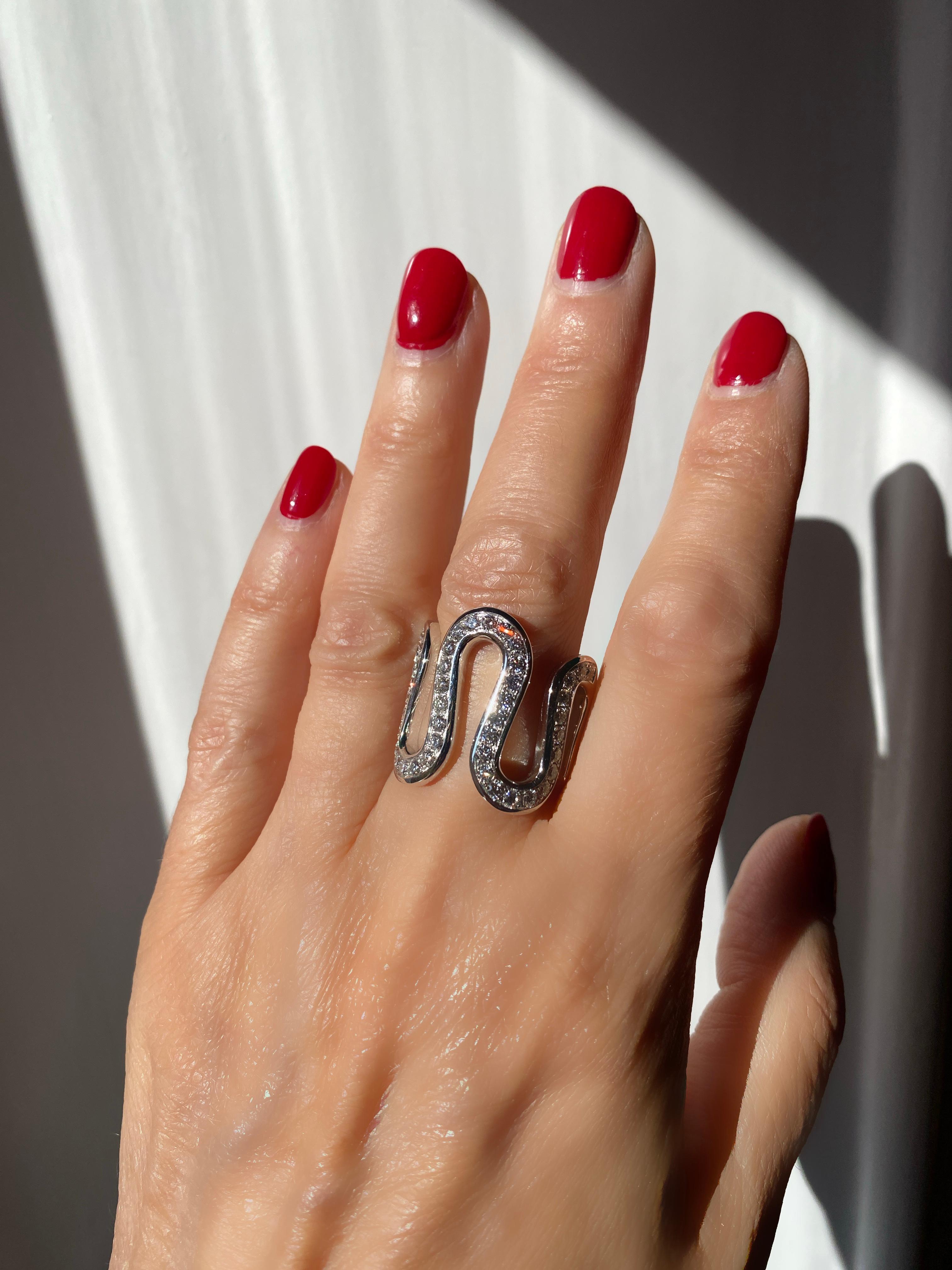 Anello Wave in oro bianco 18 carati con 1,40 carati di diamanti bianchi realizzato a mano in Italia da Rossella Ugolini
Anello a fascia con diamante ispirato all'oceano Design/One Unisex 
Taglia 8 (ridimensionabile)
Altezza: 2,25 cm (0,88 pollici),