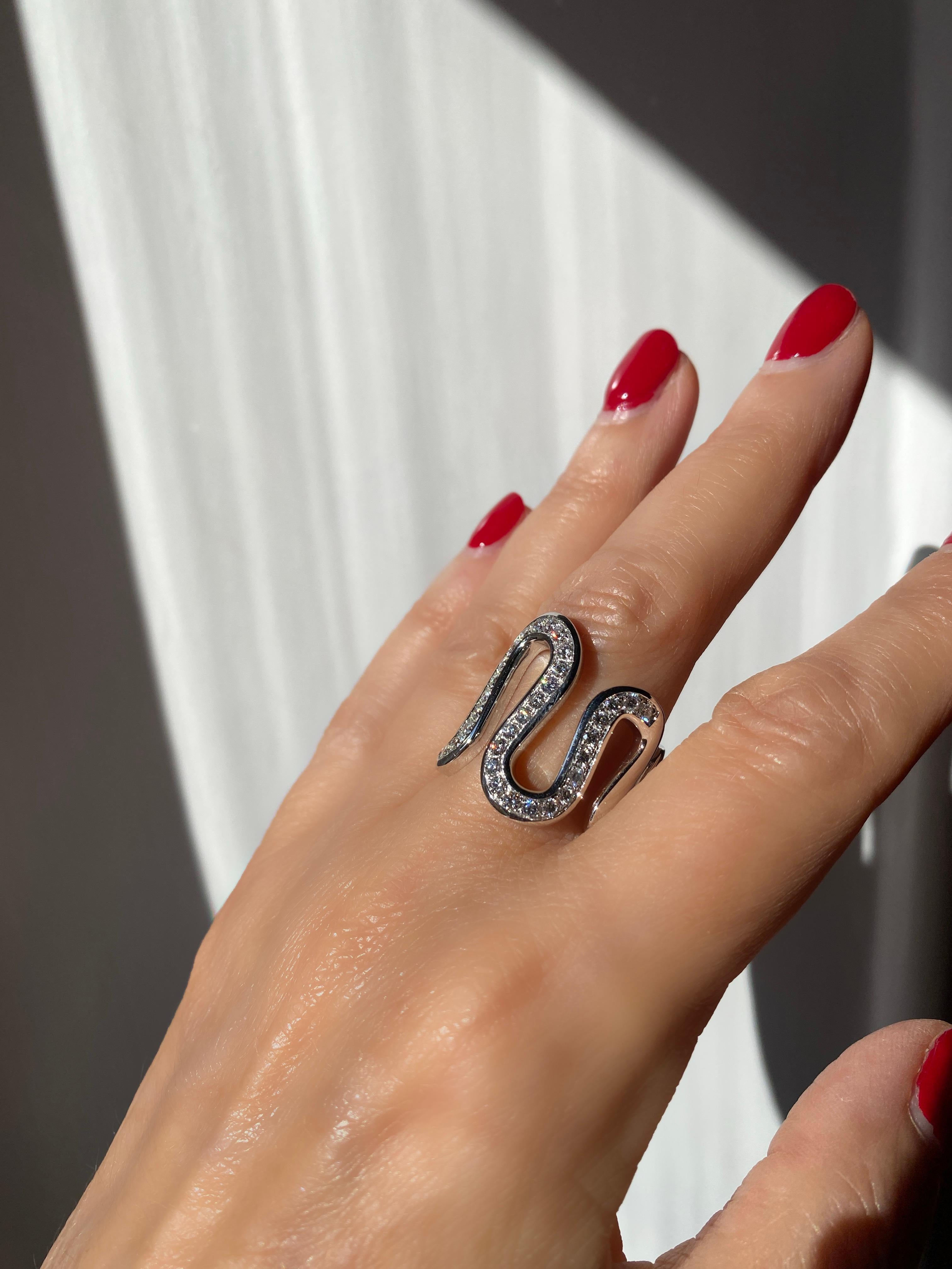 Moderno Rossella Ugolini, fascia a onda in oro 18k con diamanti bianchi da 1,40 carati, ispirata all'oceano  Anello in vendita